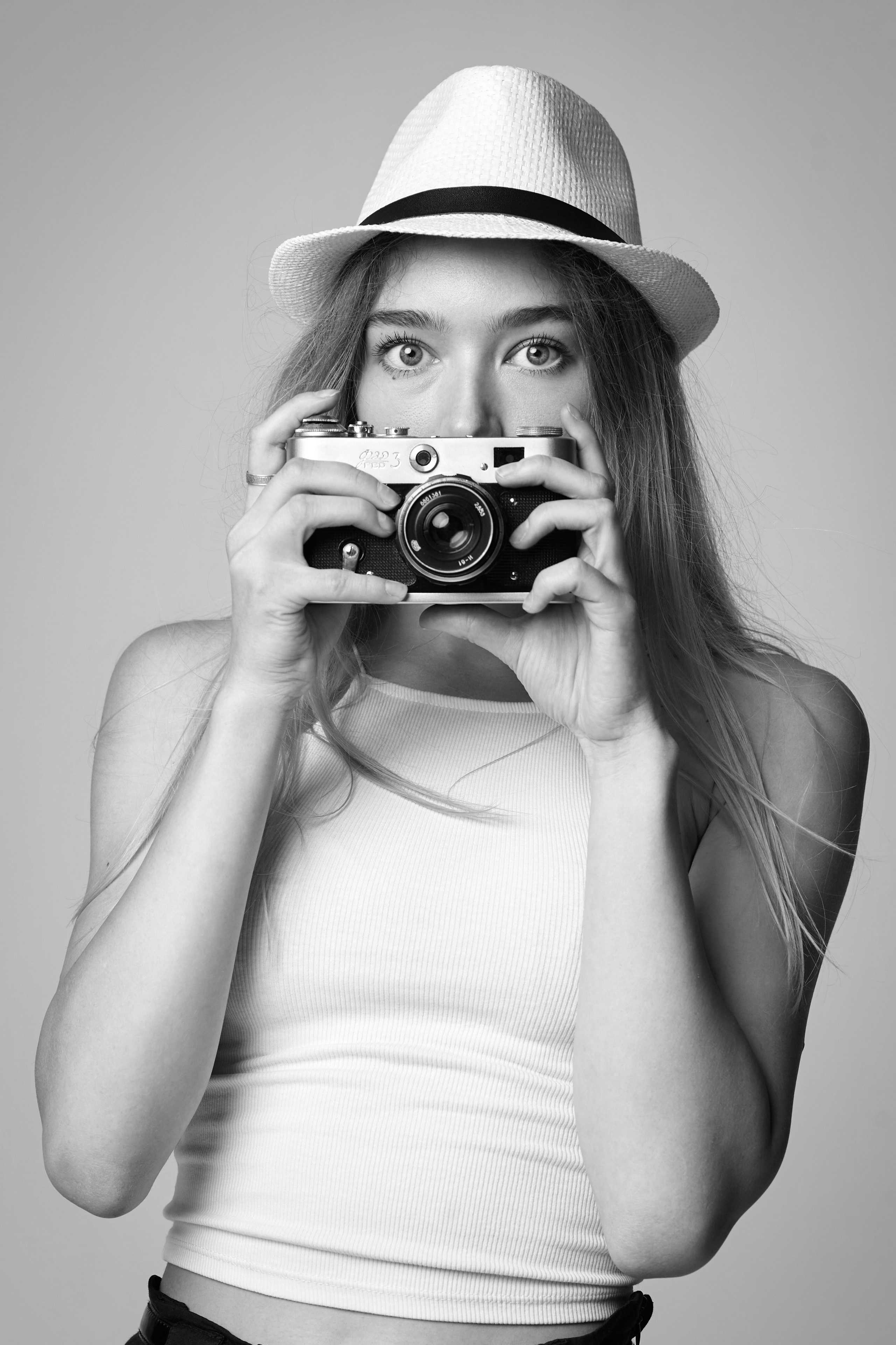 Светловолосая Алиса в светлом наряде и на светлом фоне - идеальное сочетание для фотосессии.