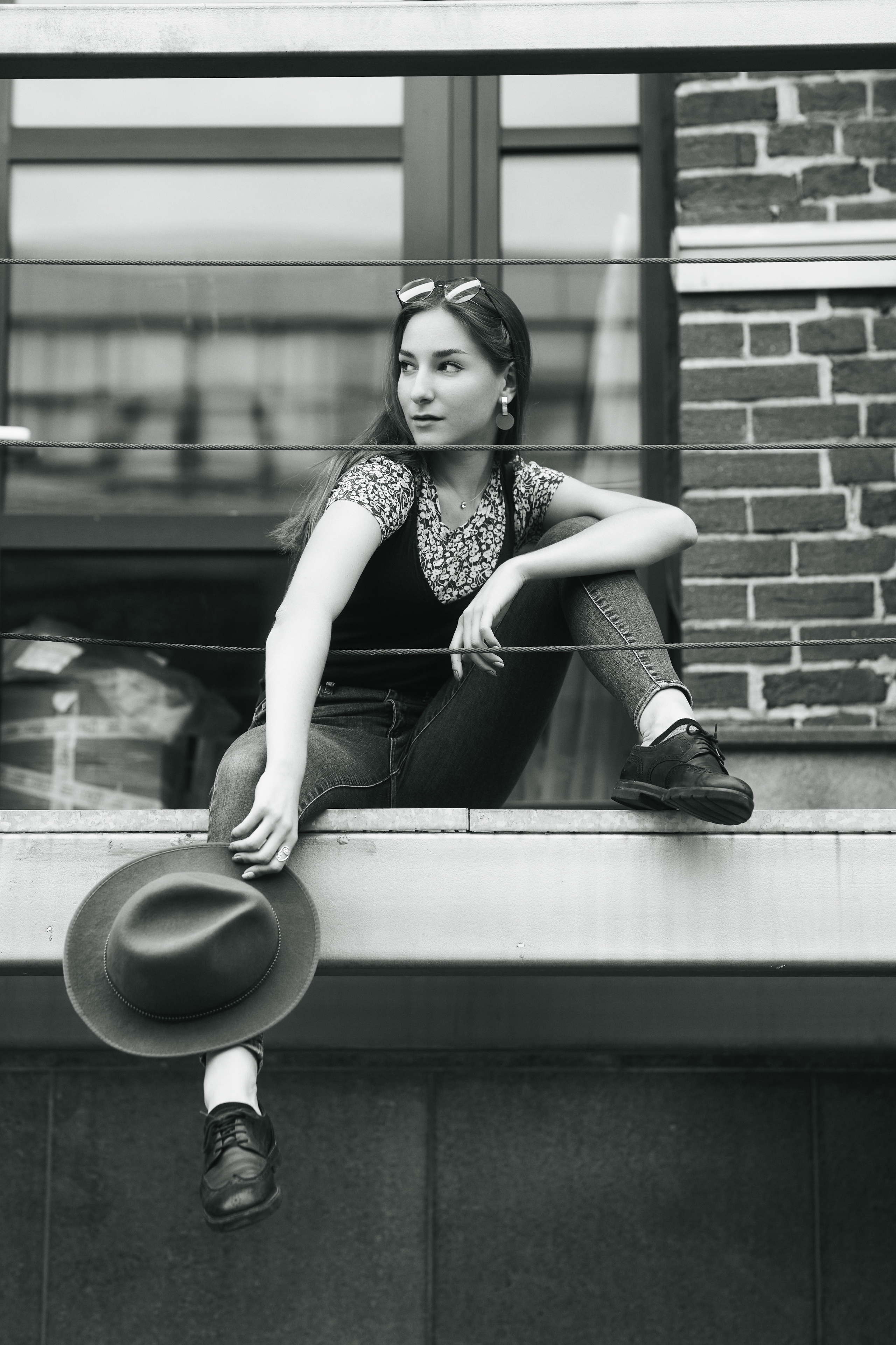 Любовь, темноволосая модель, на фоне городского пейзажа в романтическом платье или в стильных джинсах.