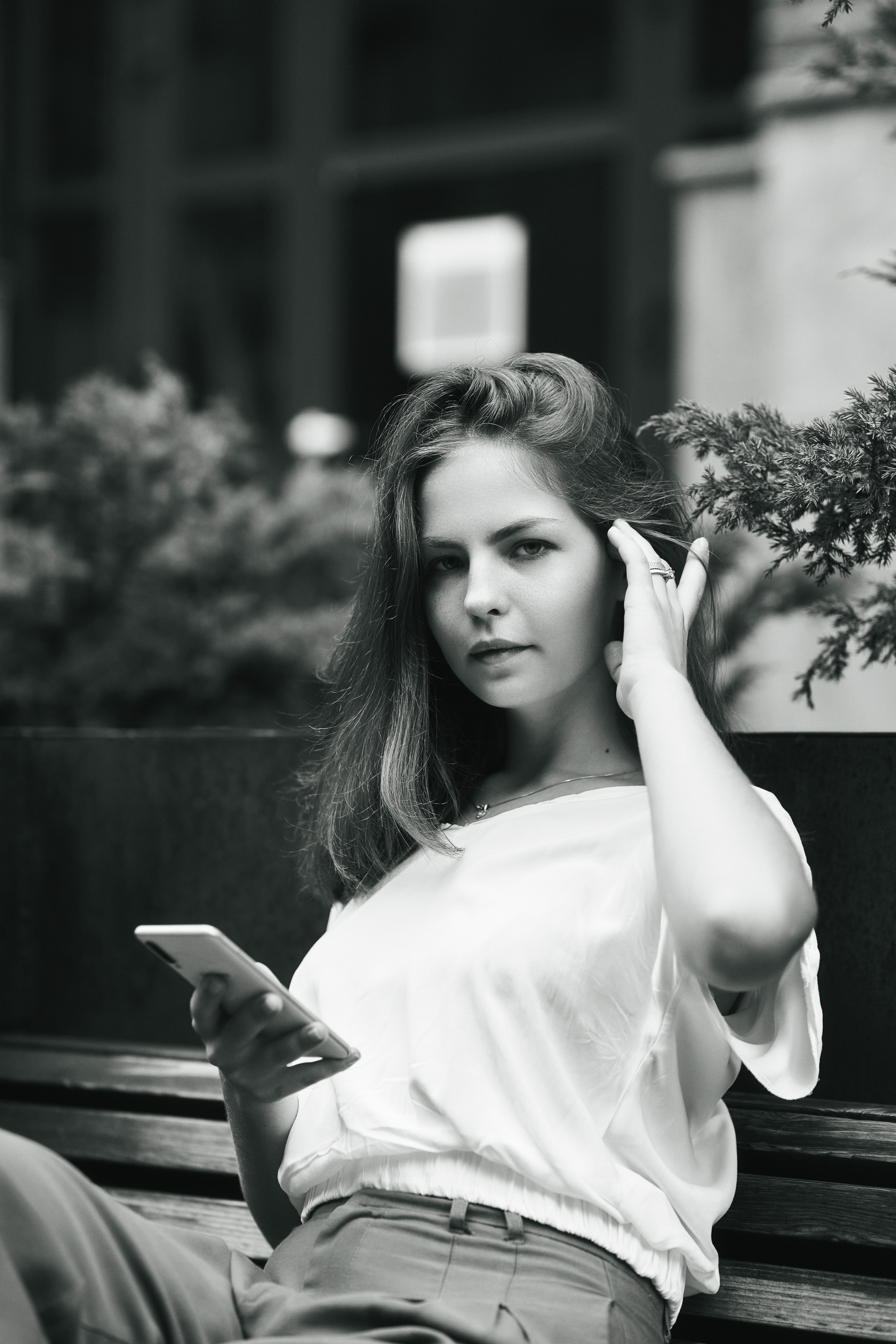 Модель Дарья на улицах города с темными волосами и в широких брюках