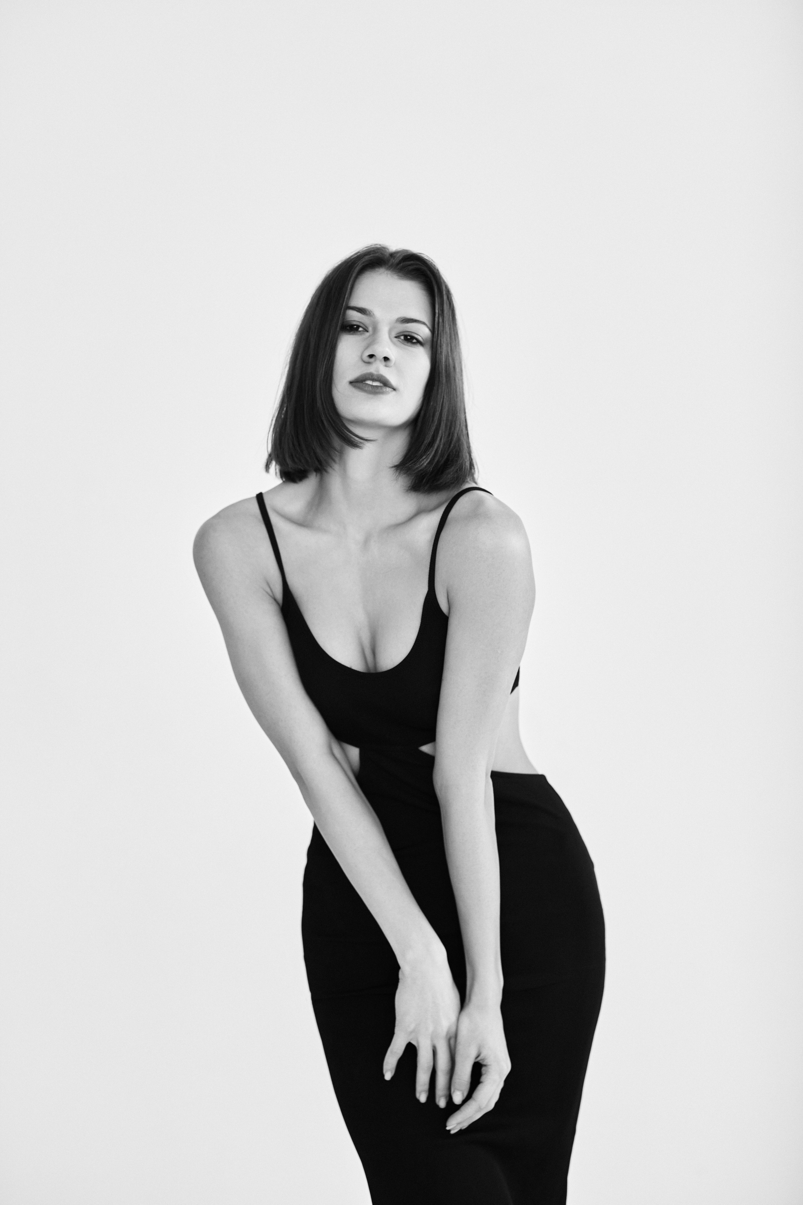 Темноволосая Софья Мисс Тула - 2020 в стильном костюме на светлом фоне