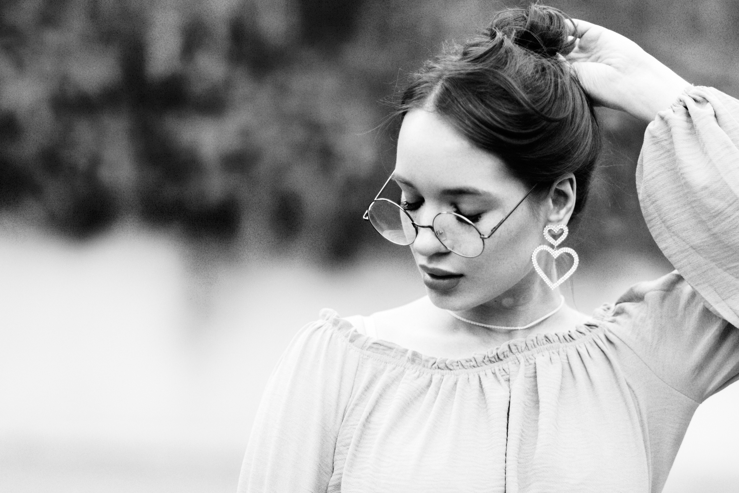 Модель Маша на улице в Москве, одетая в платье или джинсы.