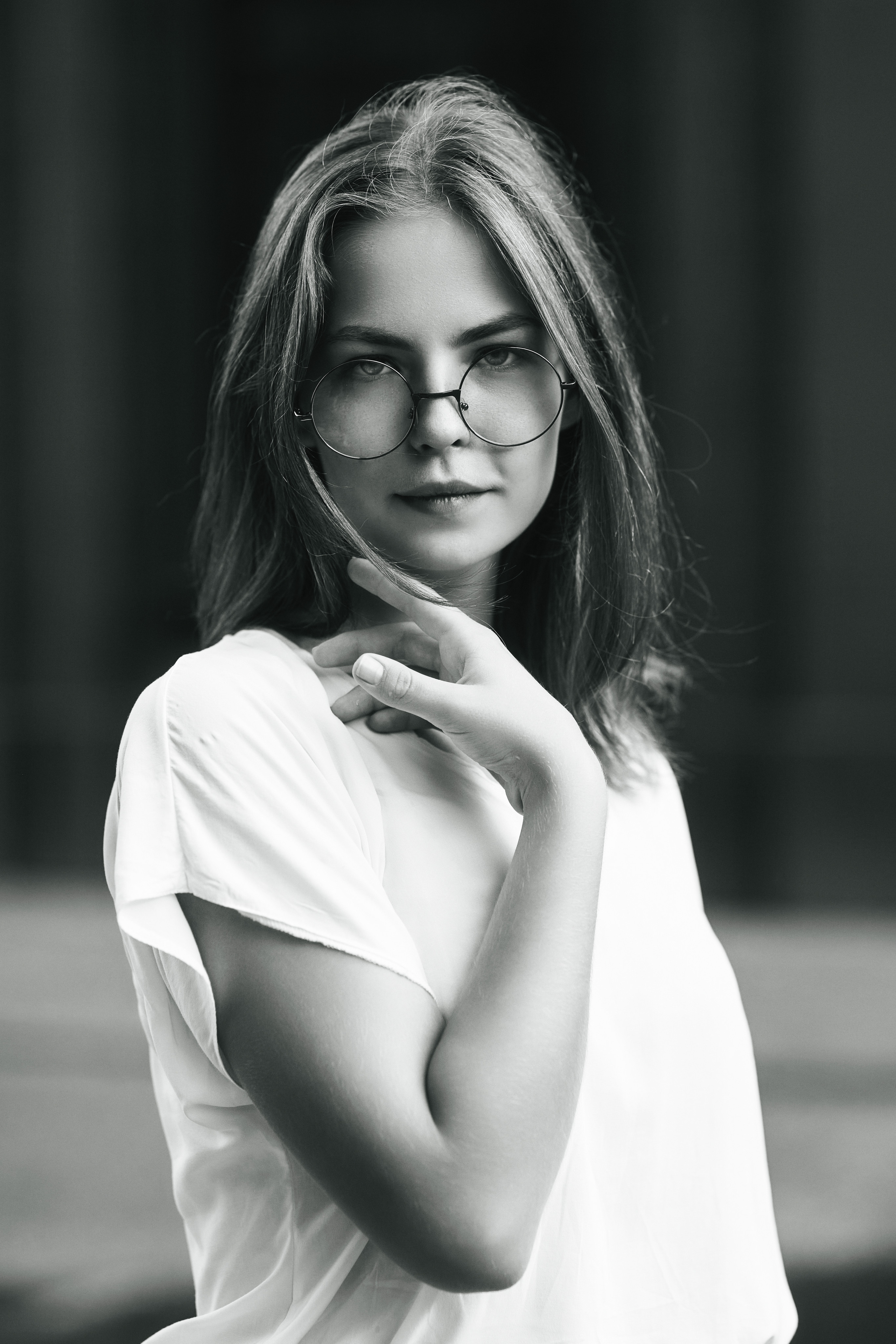 Модель Дарья на улице города Москвы в светлой кофте и широких брюках.