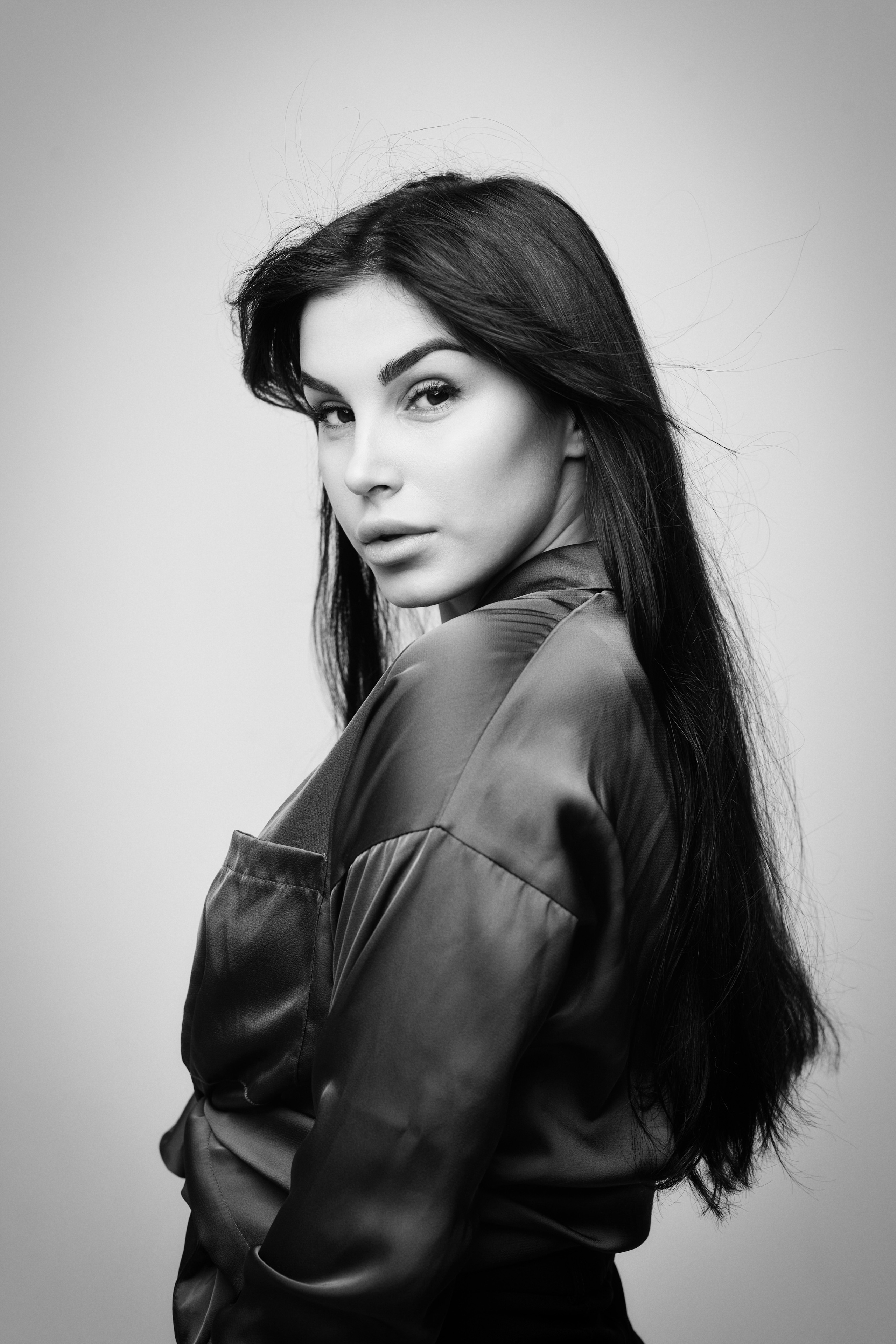 Карина в рубашке на светлом фоне: простая и невероятно стильная, смотрится очень эффектно