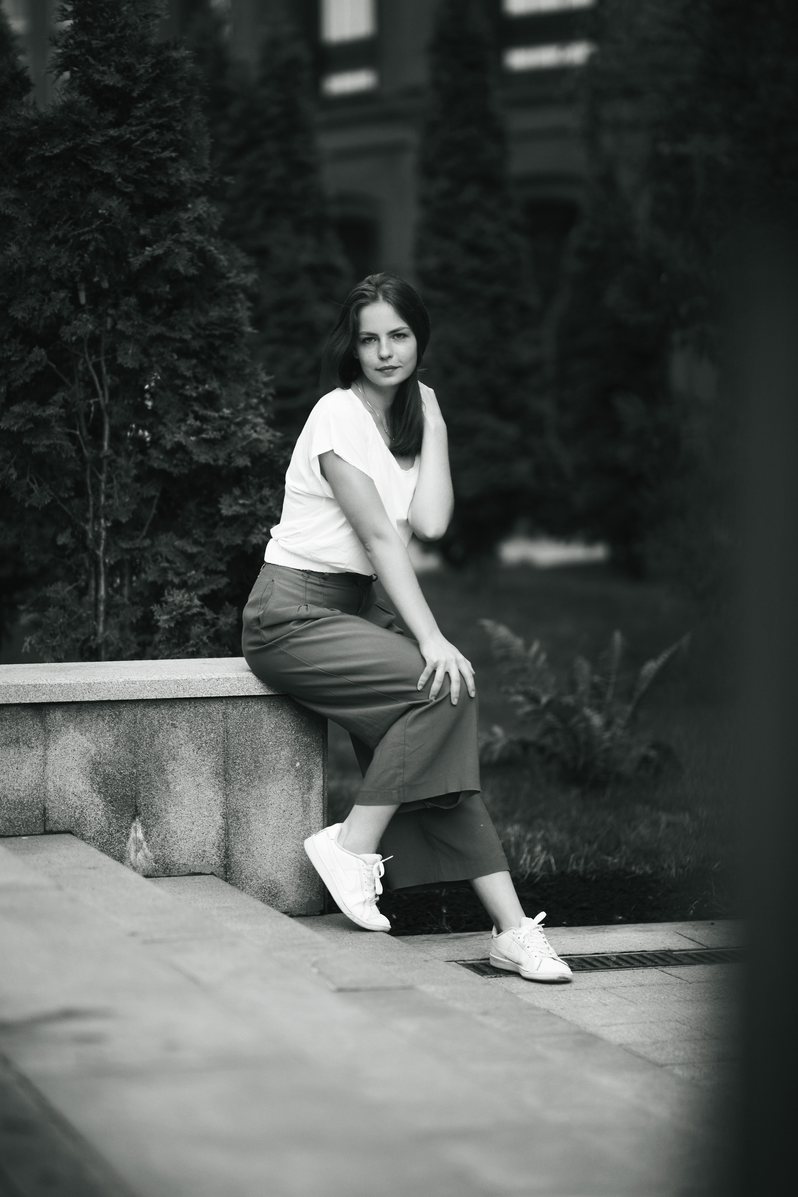 В столице Москва темноволосая Дарья в светлой кофте и удобных широких брюках.