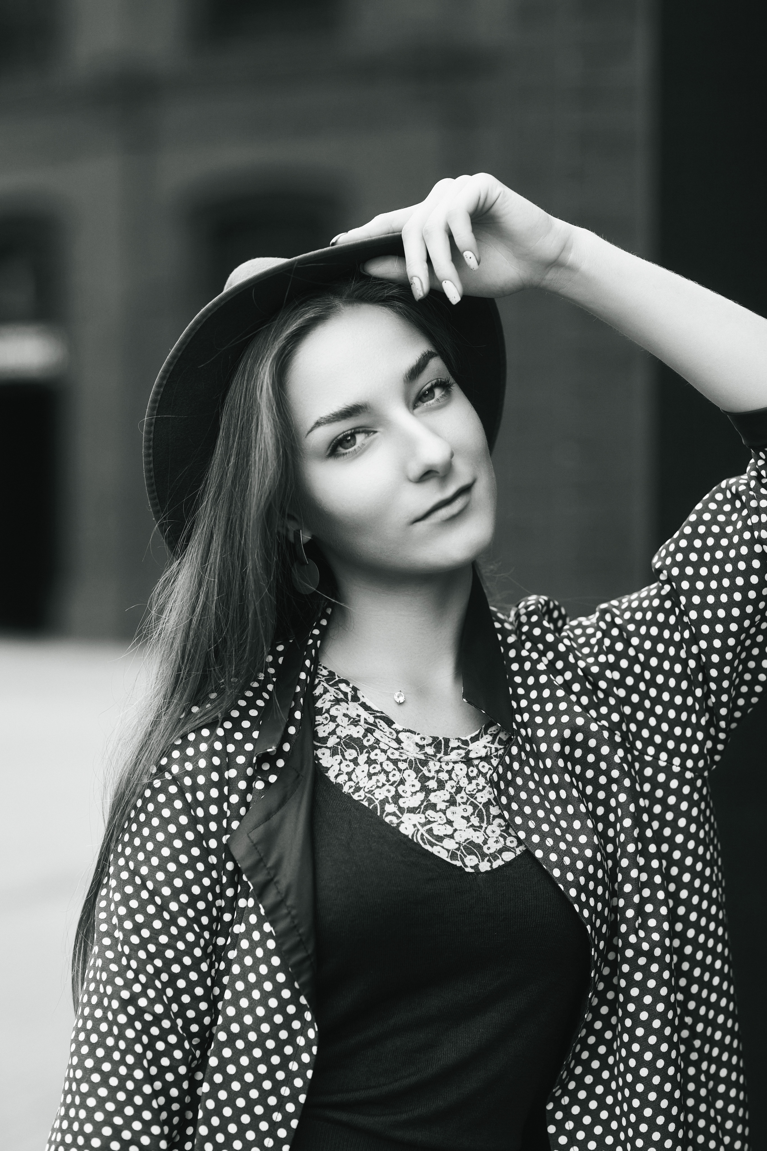 Темноволосая модель Любовь на улице в городе в привлекательном платье или в удобных джинсах