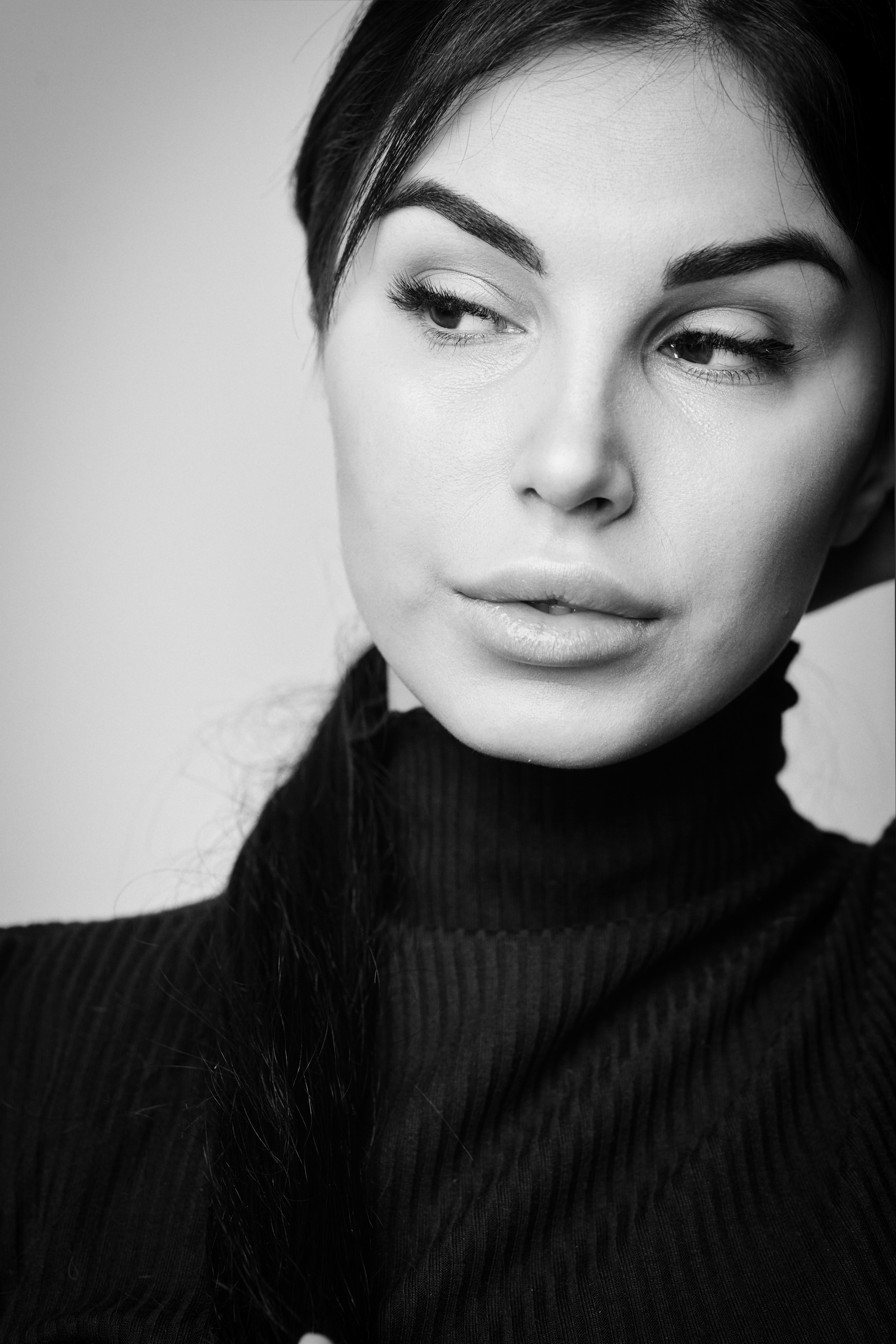 Модель Карина в студии на светлом фоне: современный и стильный образ в платье, рубашке или костюме