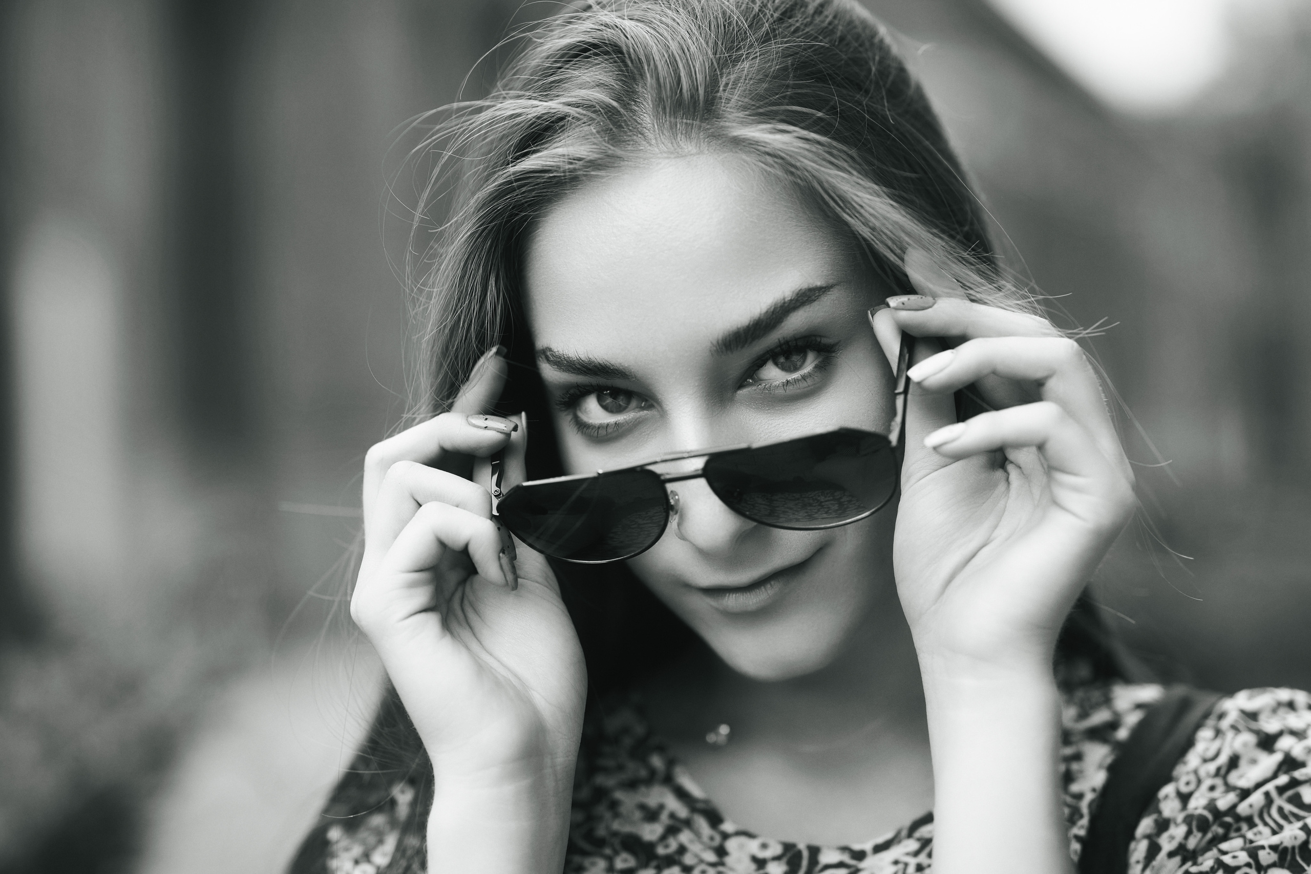 Модель Любовь в стильном наряде или джинсах на улицах города.