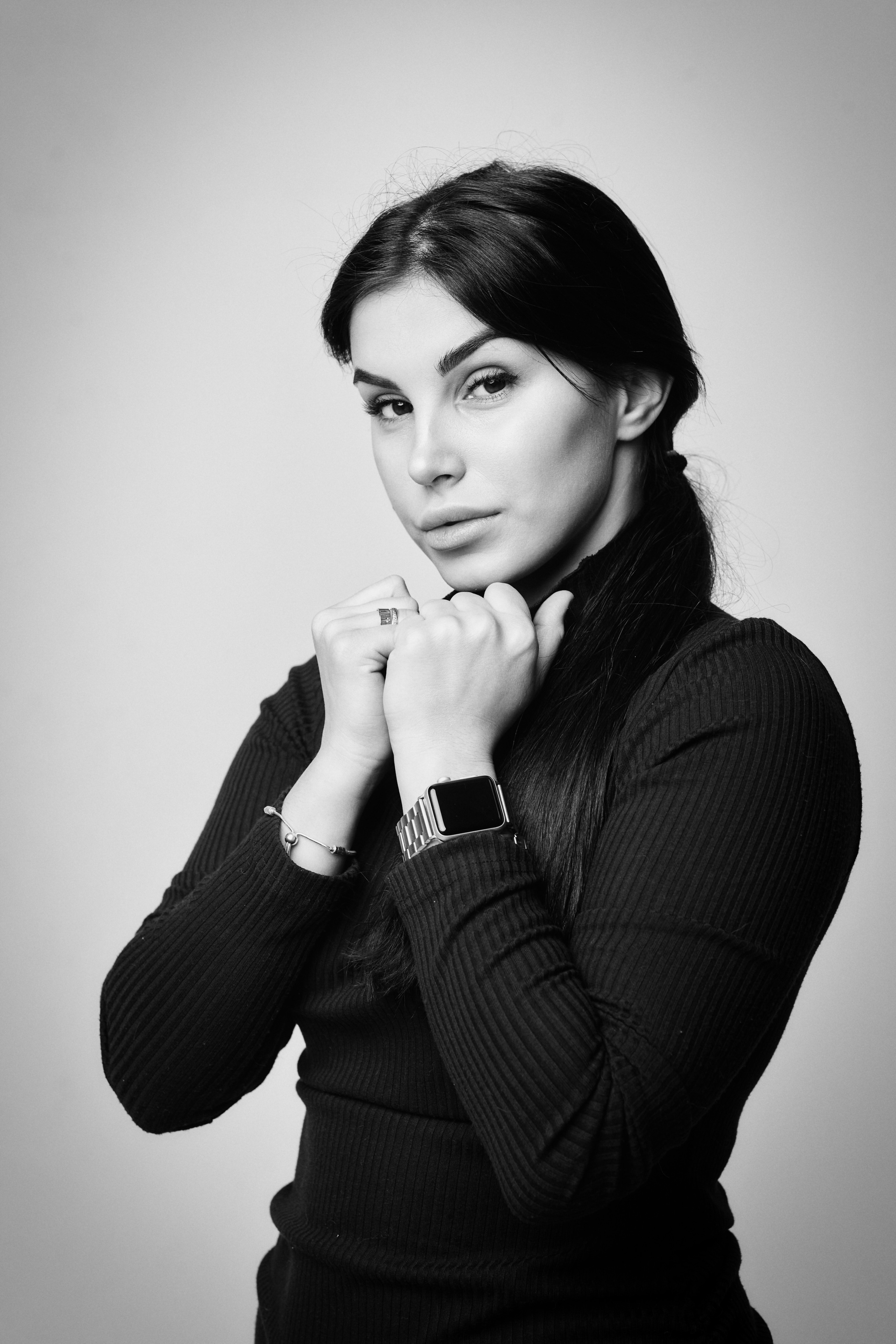 Карина - модель с неповторимым стилем в рубашке на светлом фоне.