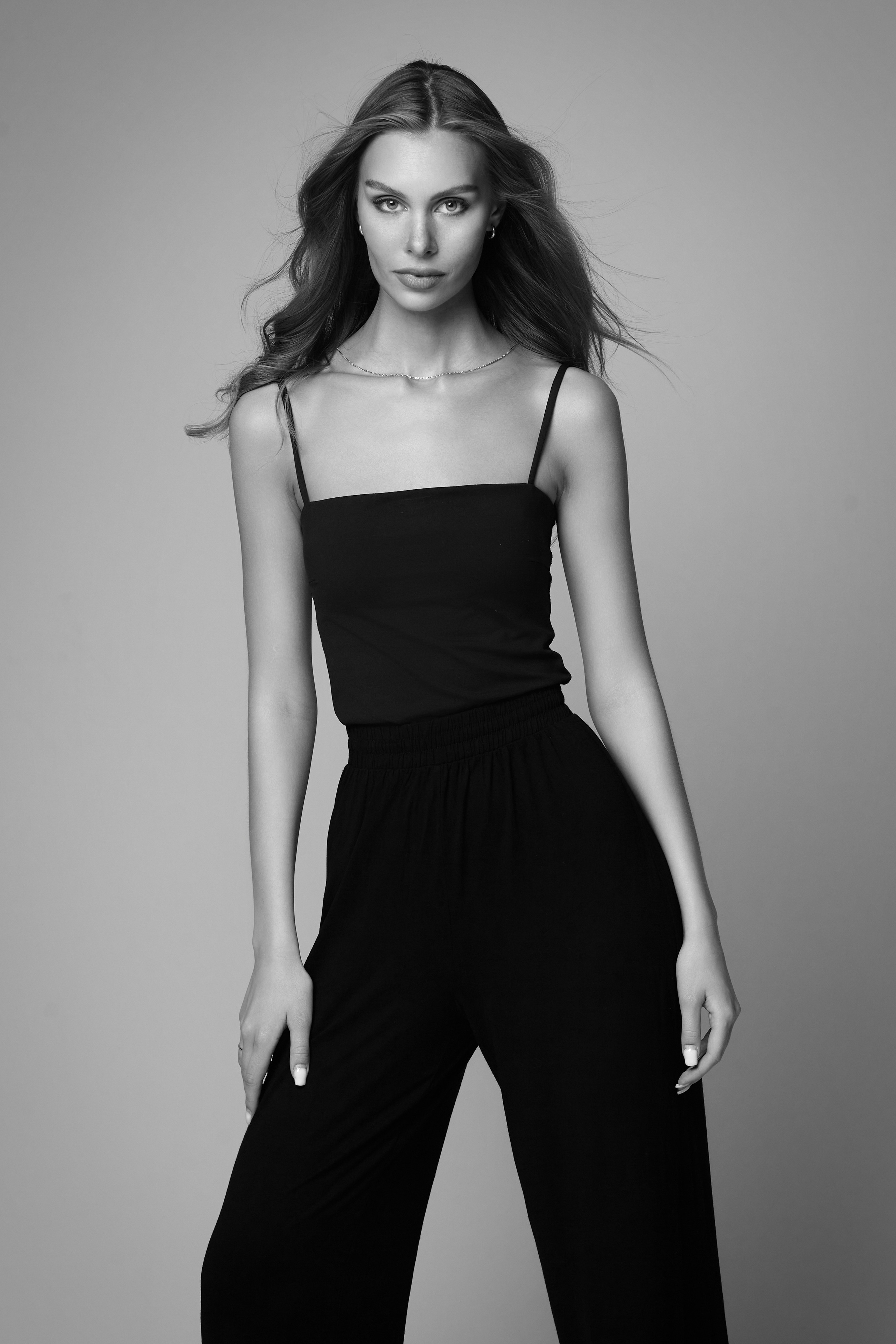 Девушка в очках на светлом фоне фотостудии.