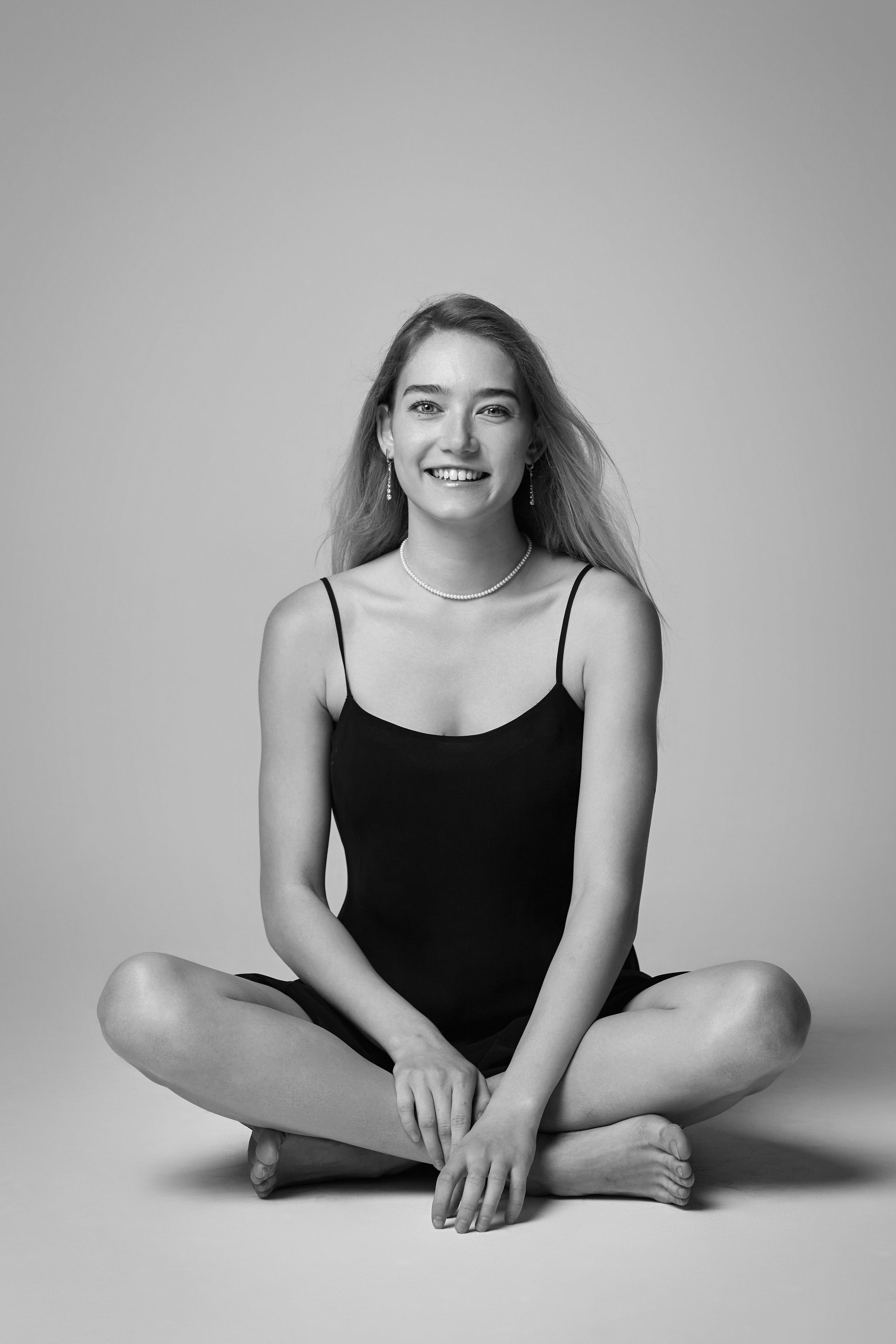 Фотографии светловолосой модели Алисы в студии на светлом фоне в платье или рубашке – воплощение элегантности и стиля.