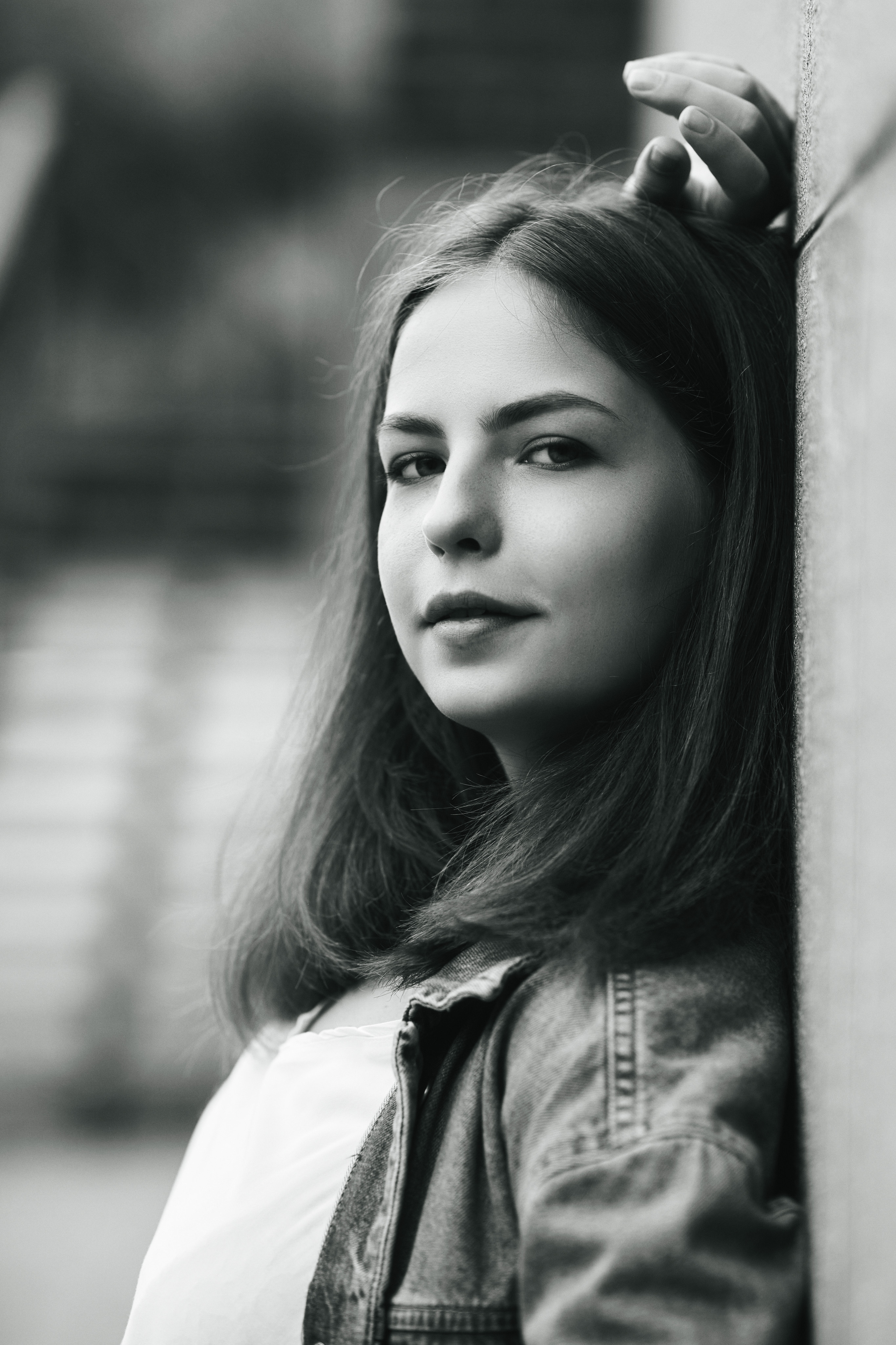 Темноволосая модель Дарья на улице города Москвы в светлой кофте и широких брюках.