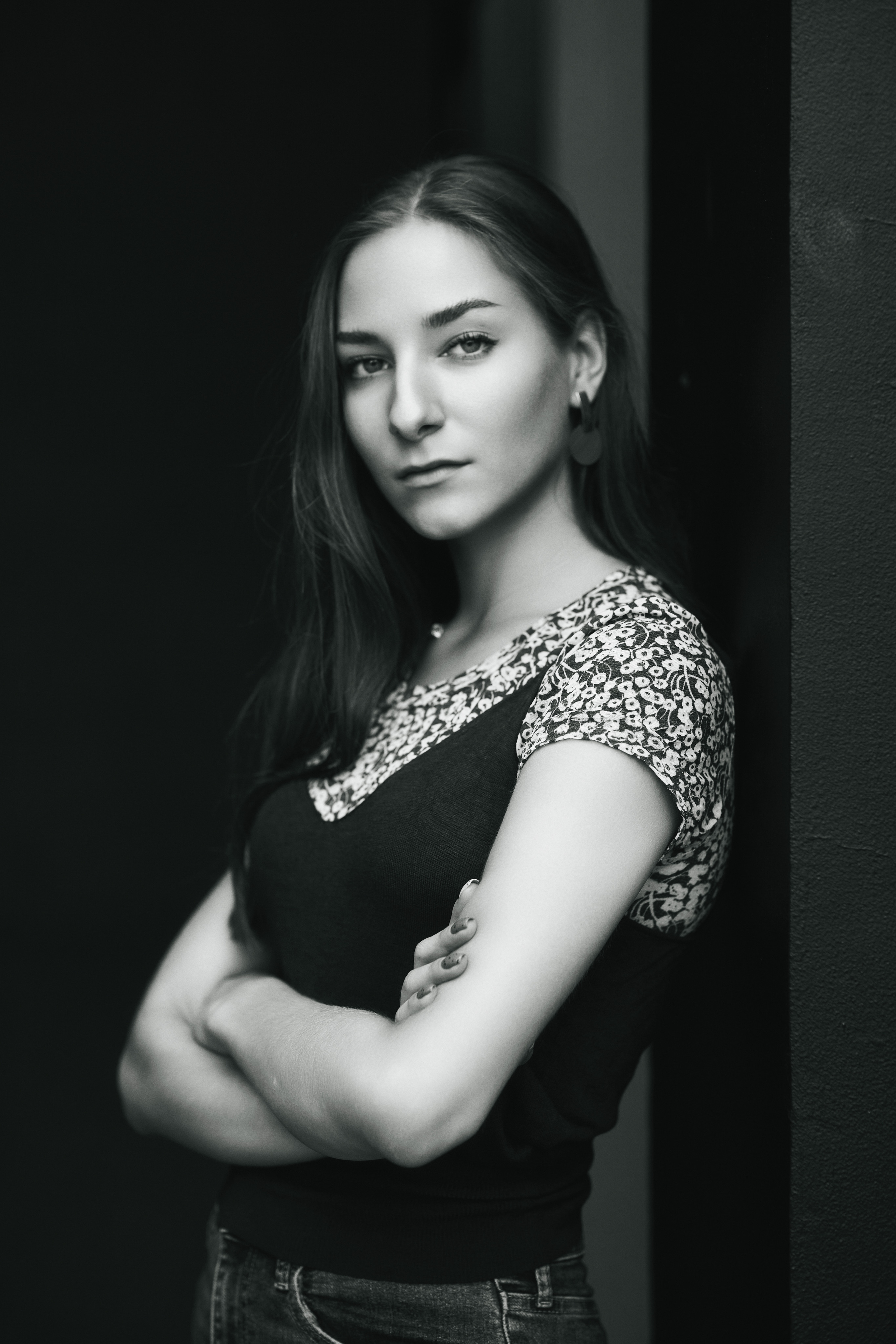 Темноволосая Любовь на фоне городского пейзажа в платье или джинсах - выбор