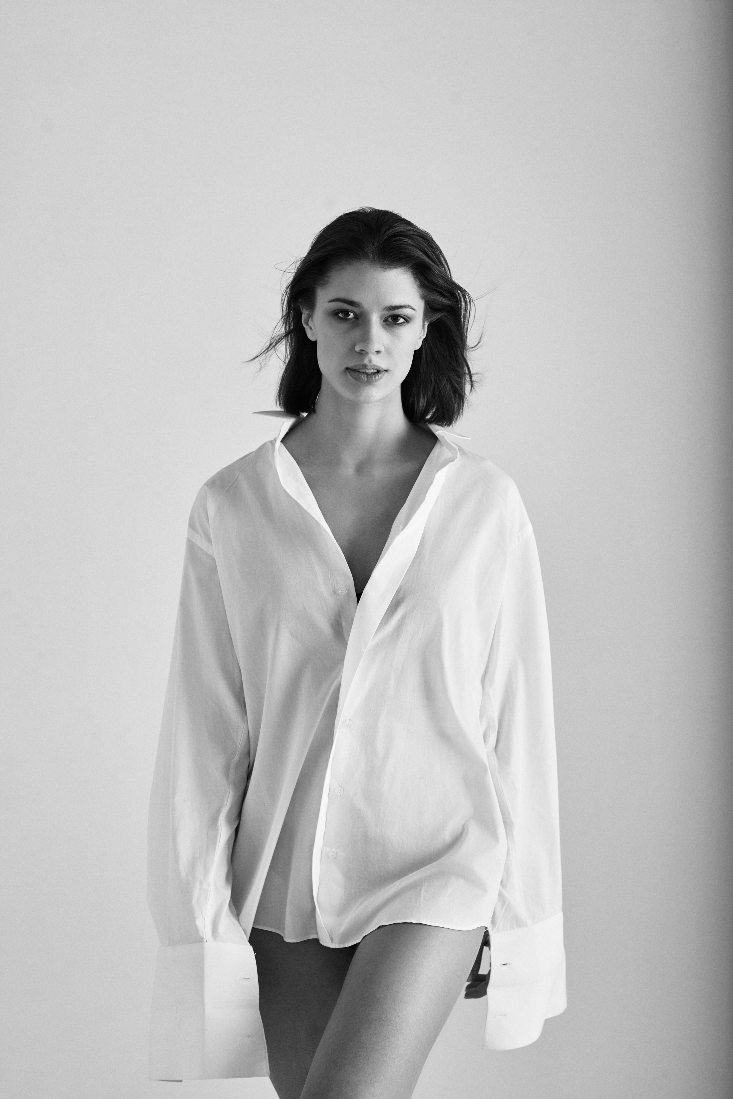 Красивое фото темноволосой модели Софьи Мисс Тула — 2020 на светлом фоне в зеленой рубашке