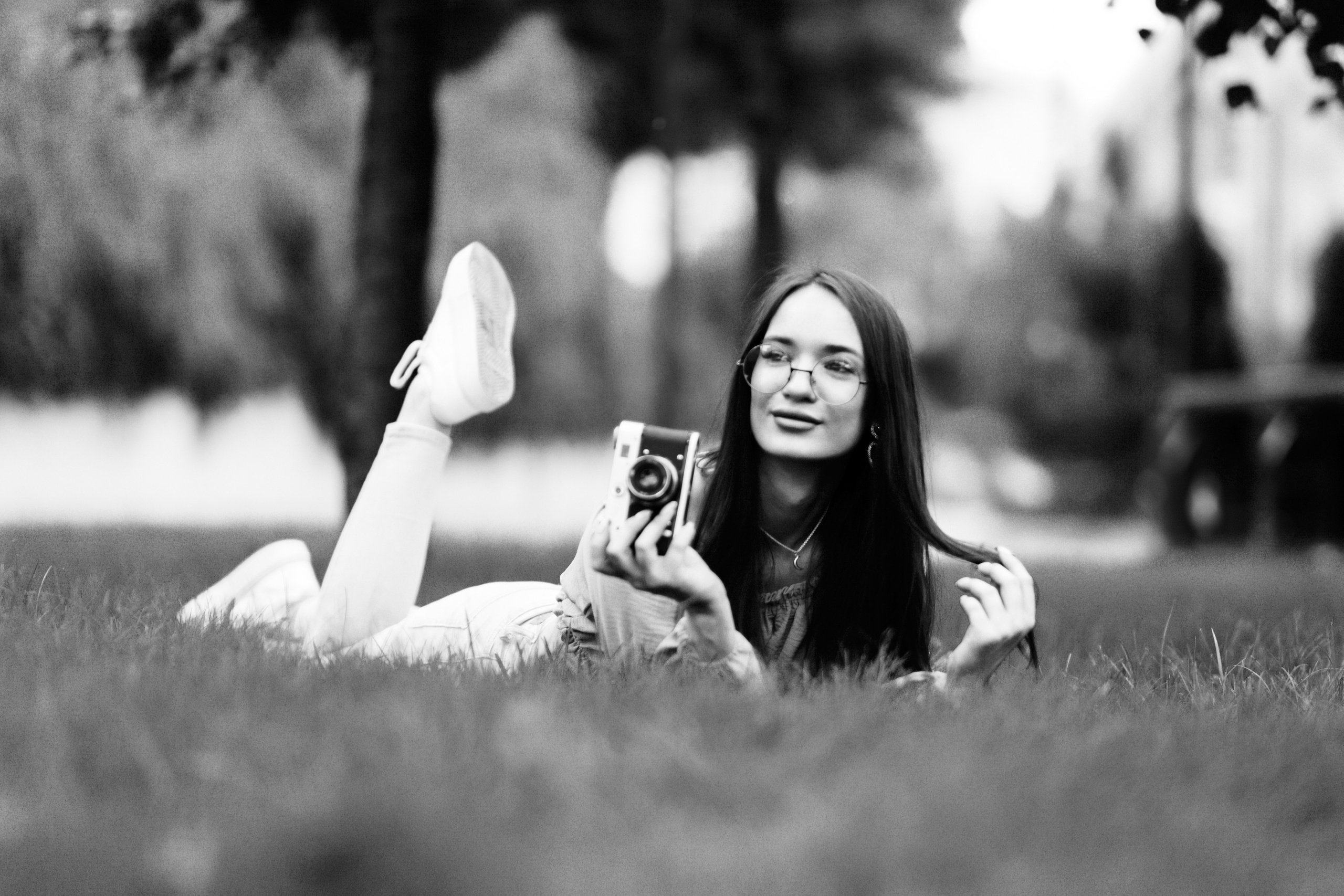 Модель Маша с темными волосами на фоне города Москвы в платье или джинсах.