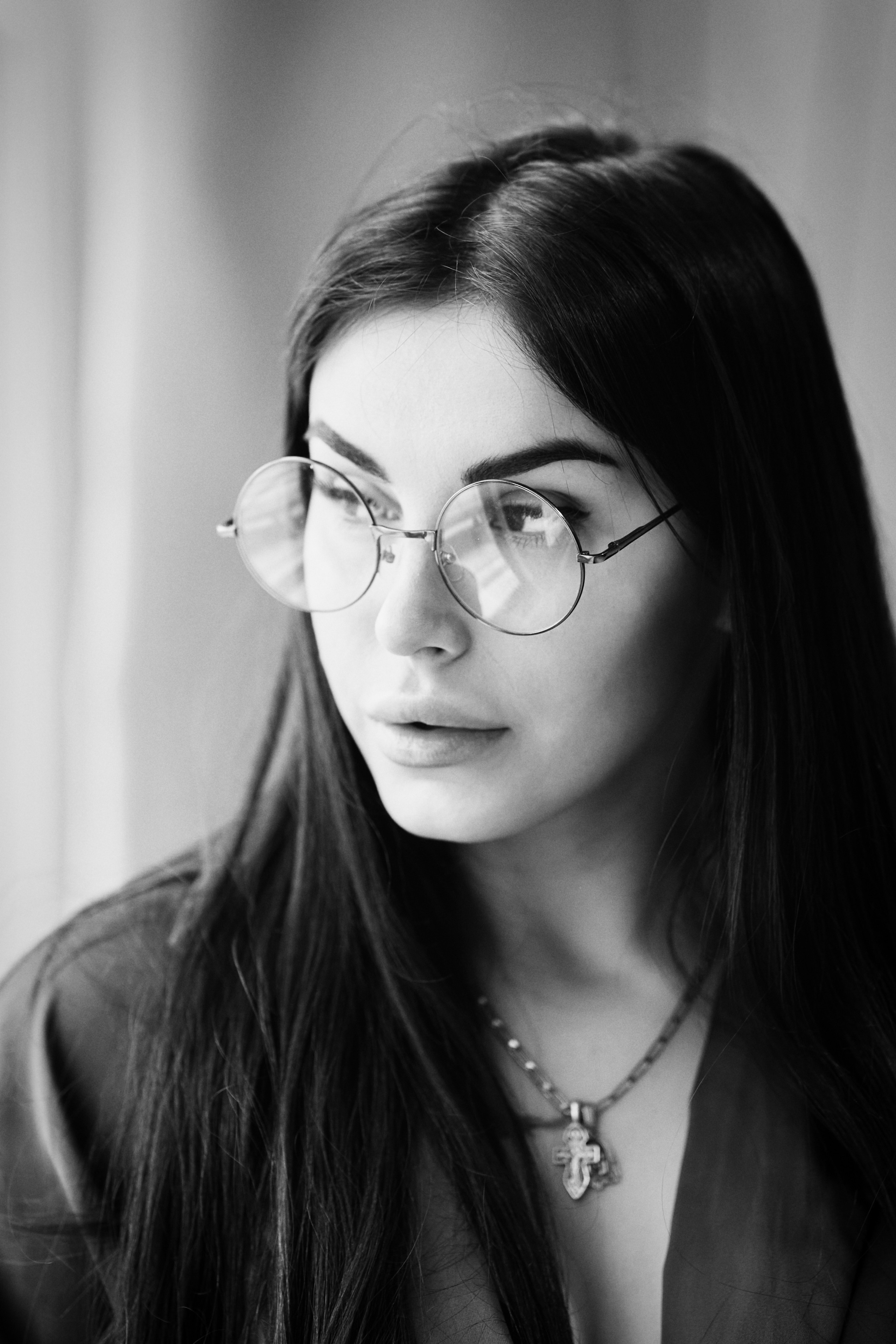 Карина в костюме на светлом фоне: модель в студии