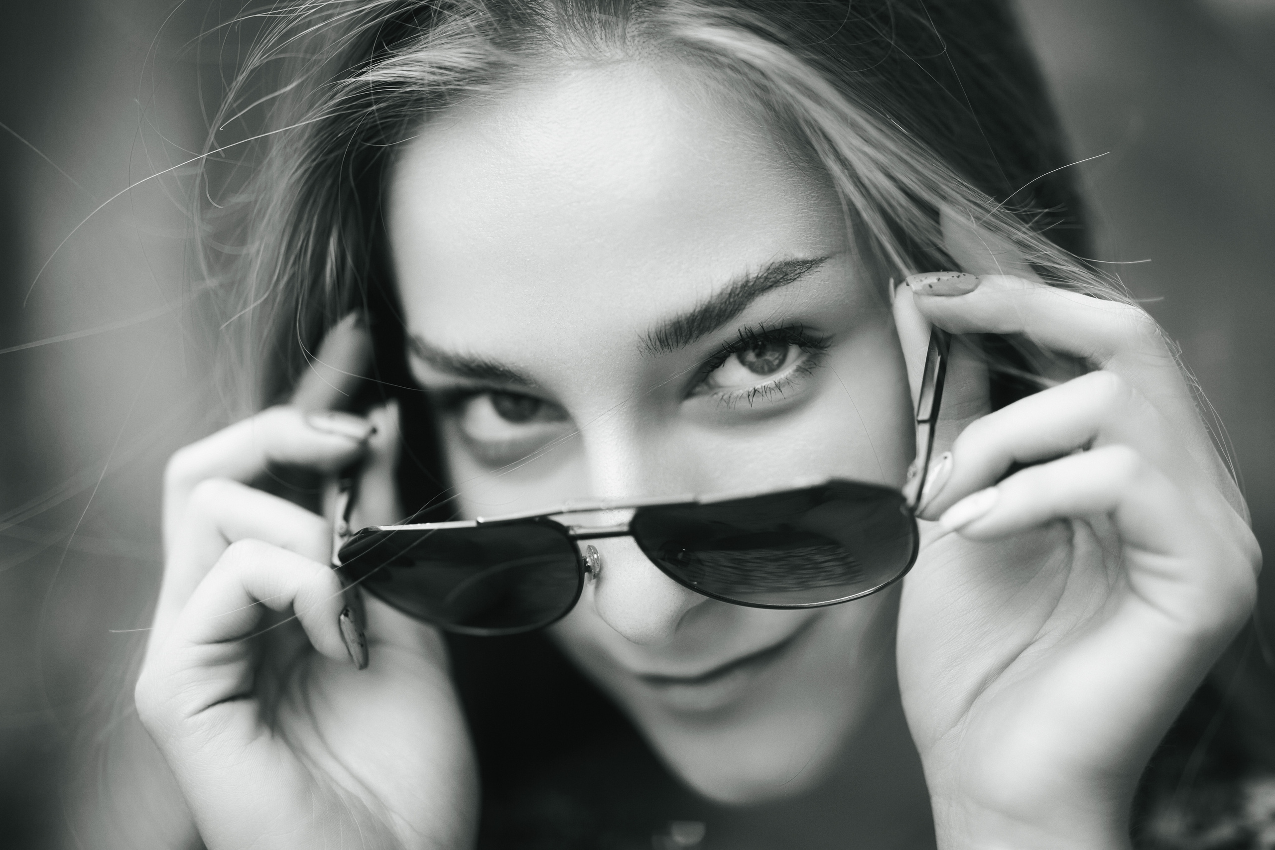 Любовь, темноволосая модель, на фоне городского пейзажа в простом платье или в удобных джинсах.