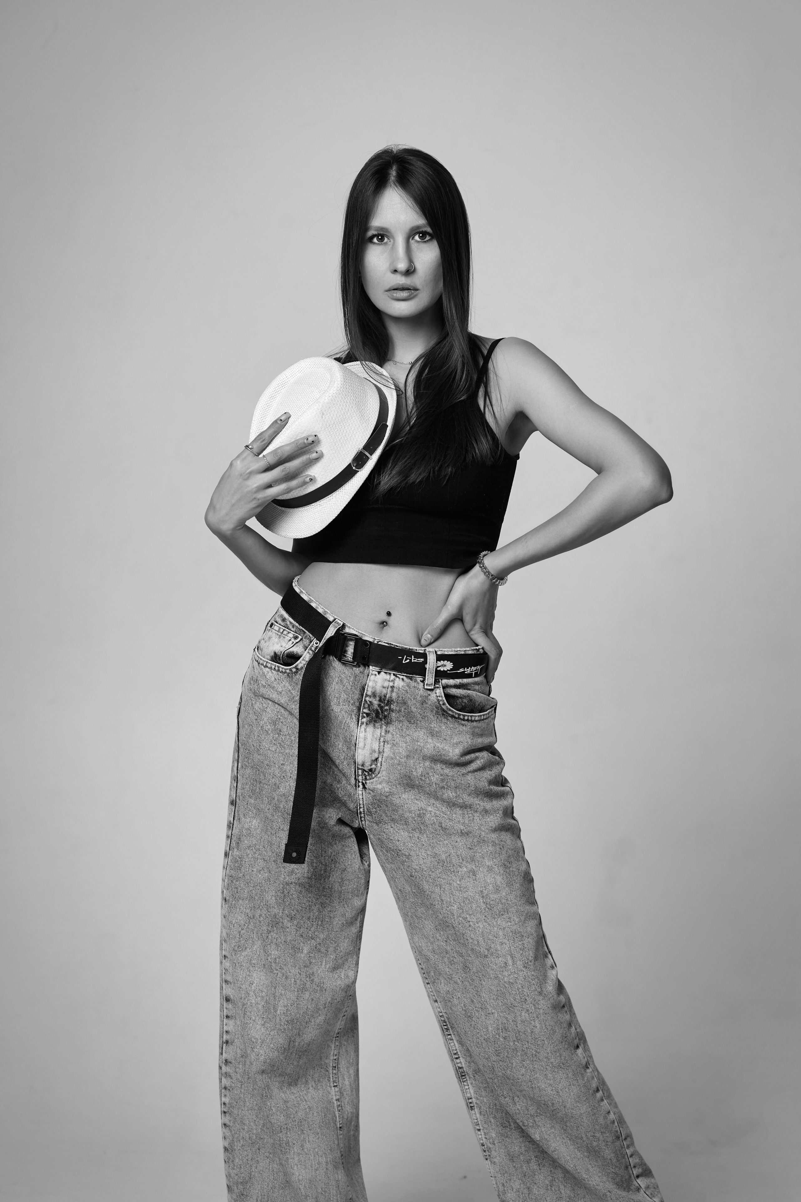 Девушка с темными волосами на светлом фоне в студии