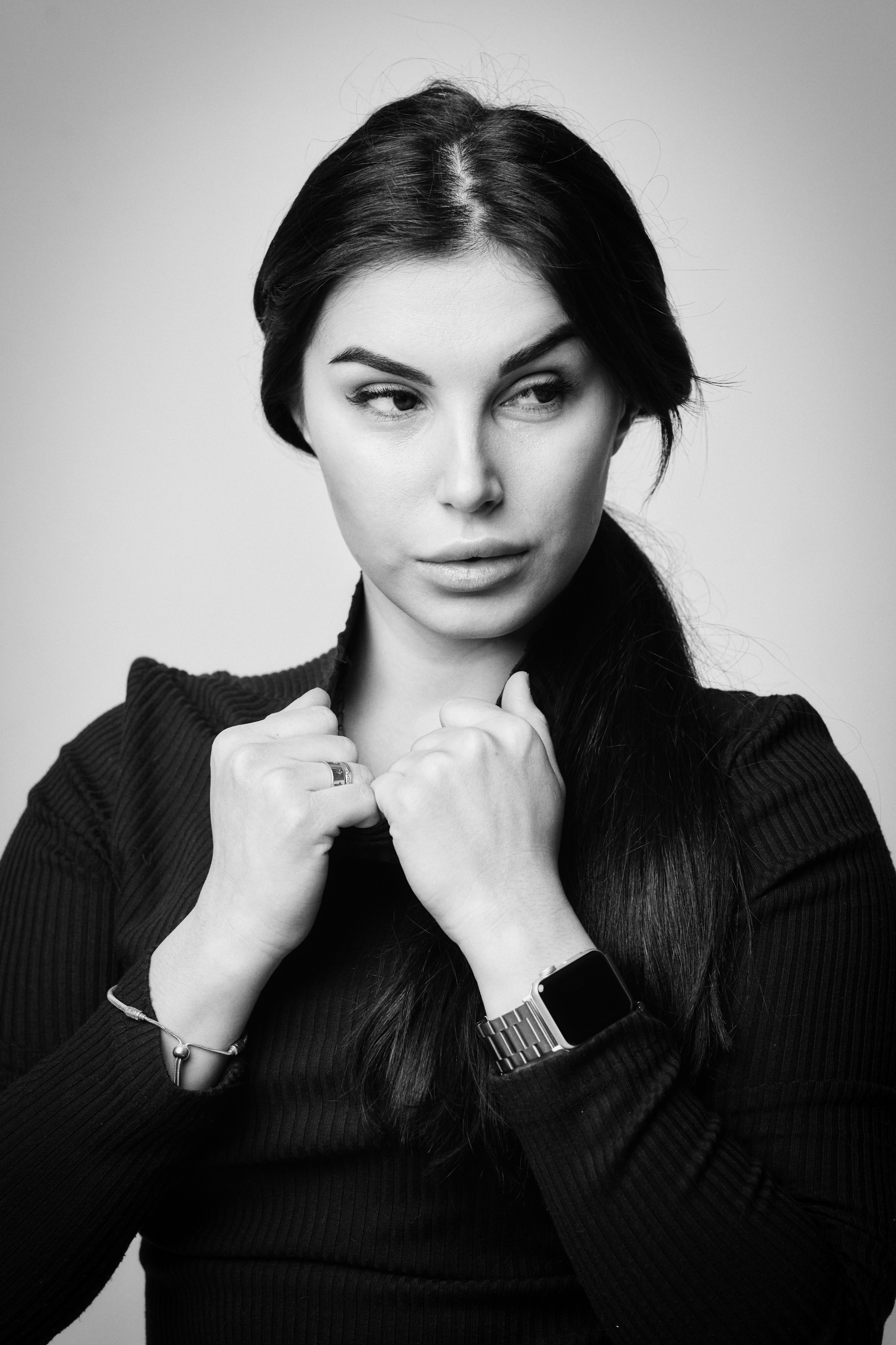 В студии на светлом фоне: модель Карина в черном костюме