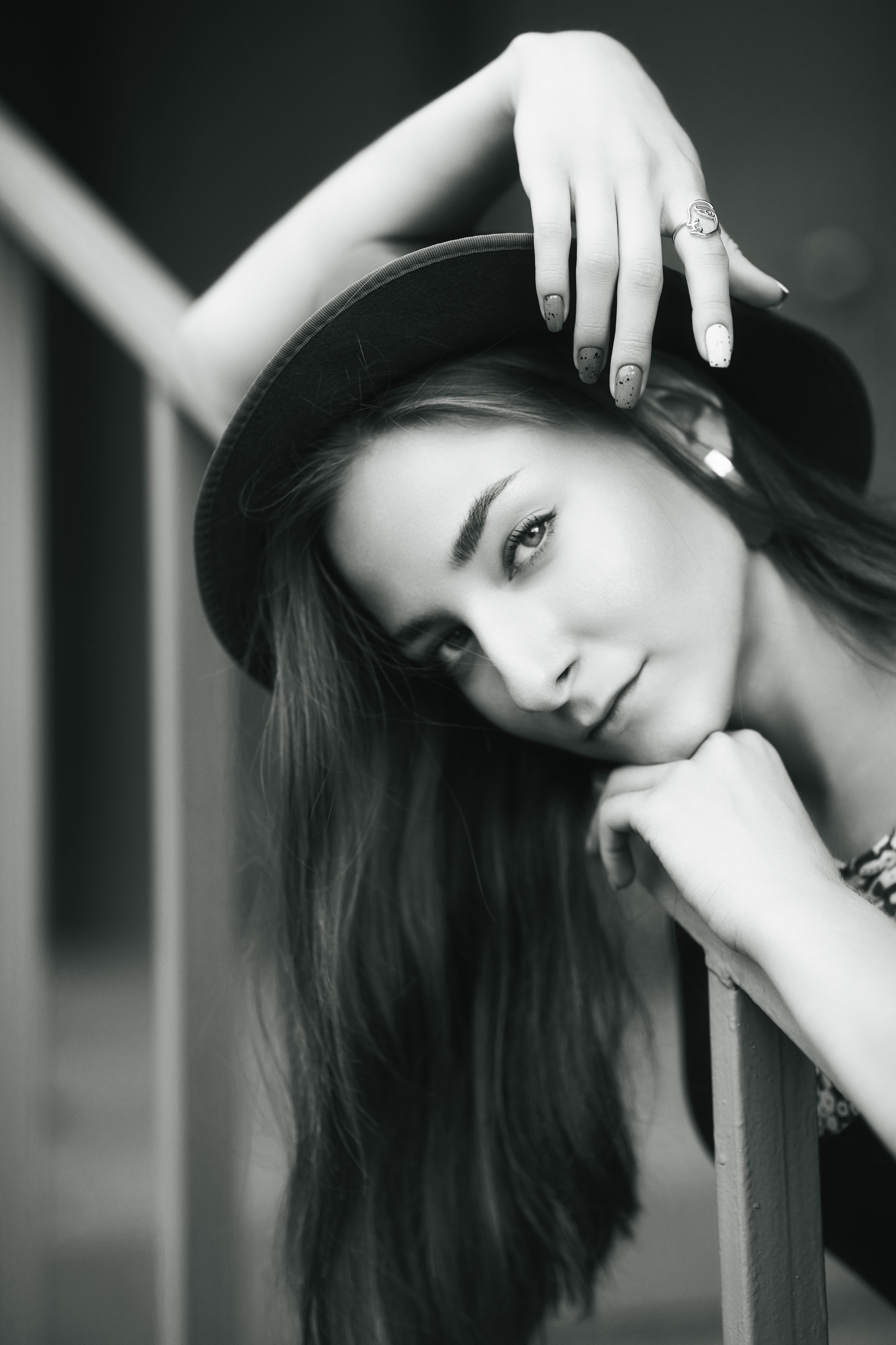 Темноволосая красотка Любовь на фоне городских зданий в элегантном платье или удобных джинсах.