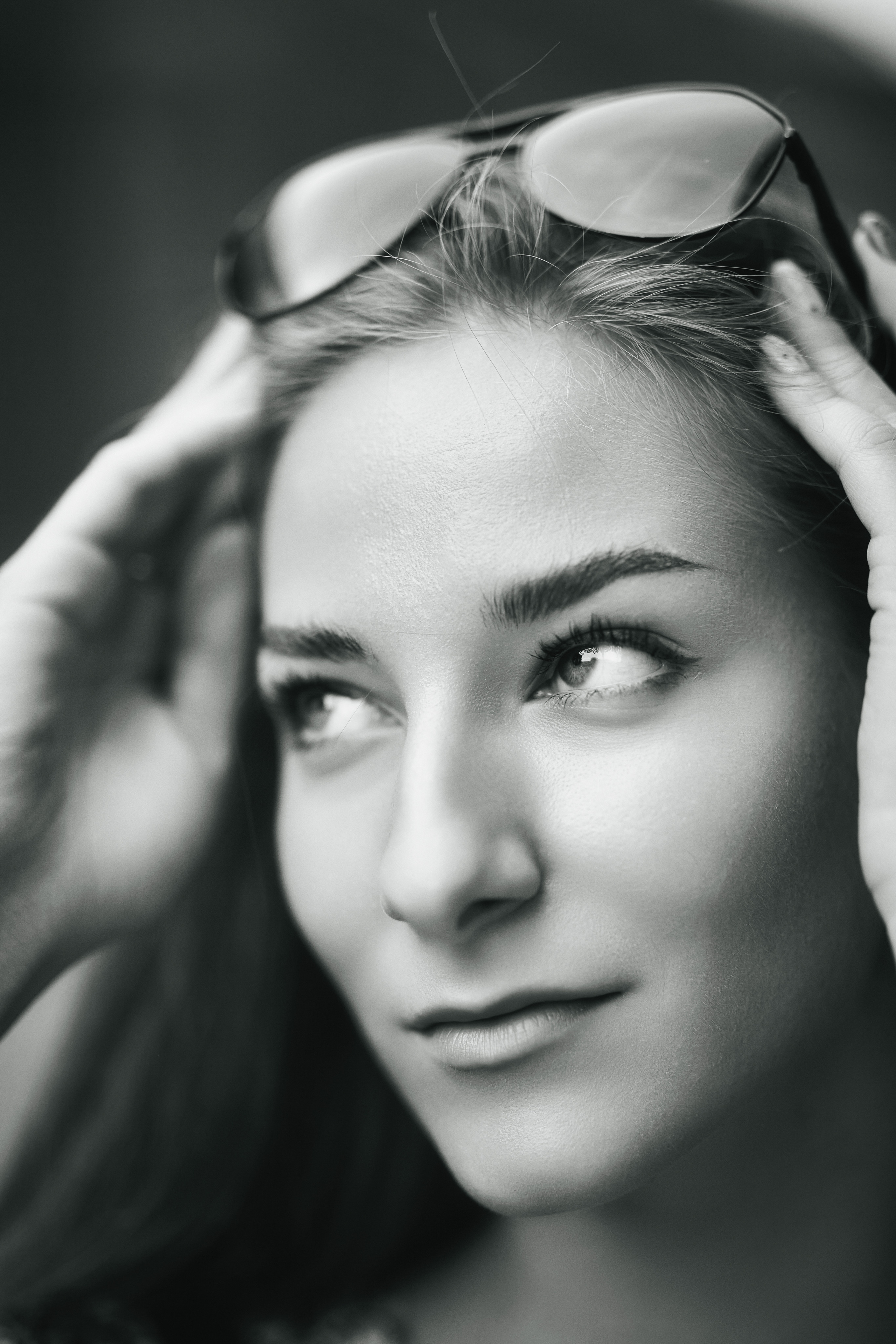 Любовь, темноволосая модель, на улице в городе в свободном платье или в стильных джинсах.