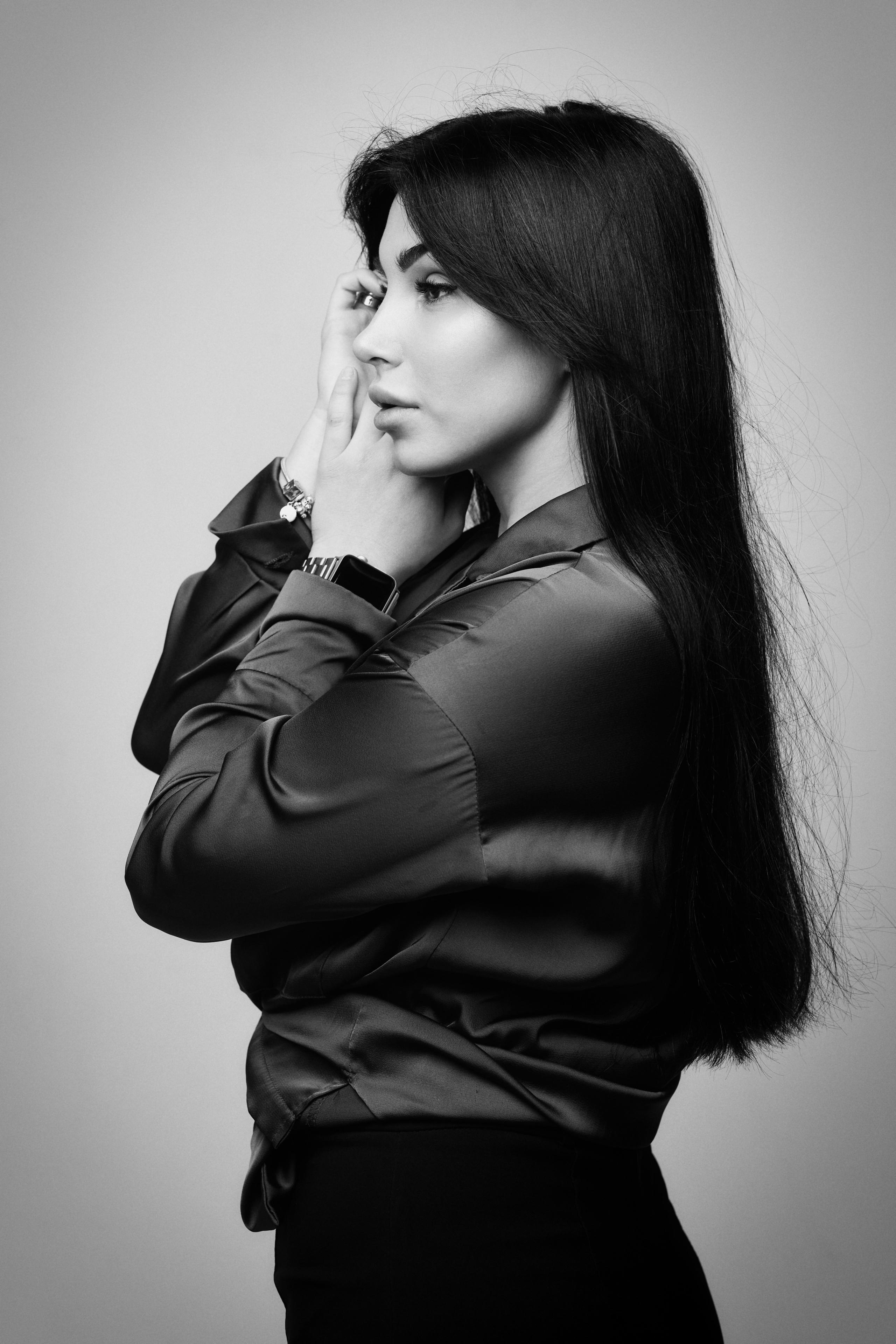 Темноволосая Карина в студии: элегантно и стильно в платье или рубашке на светлом фоне