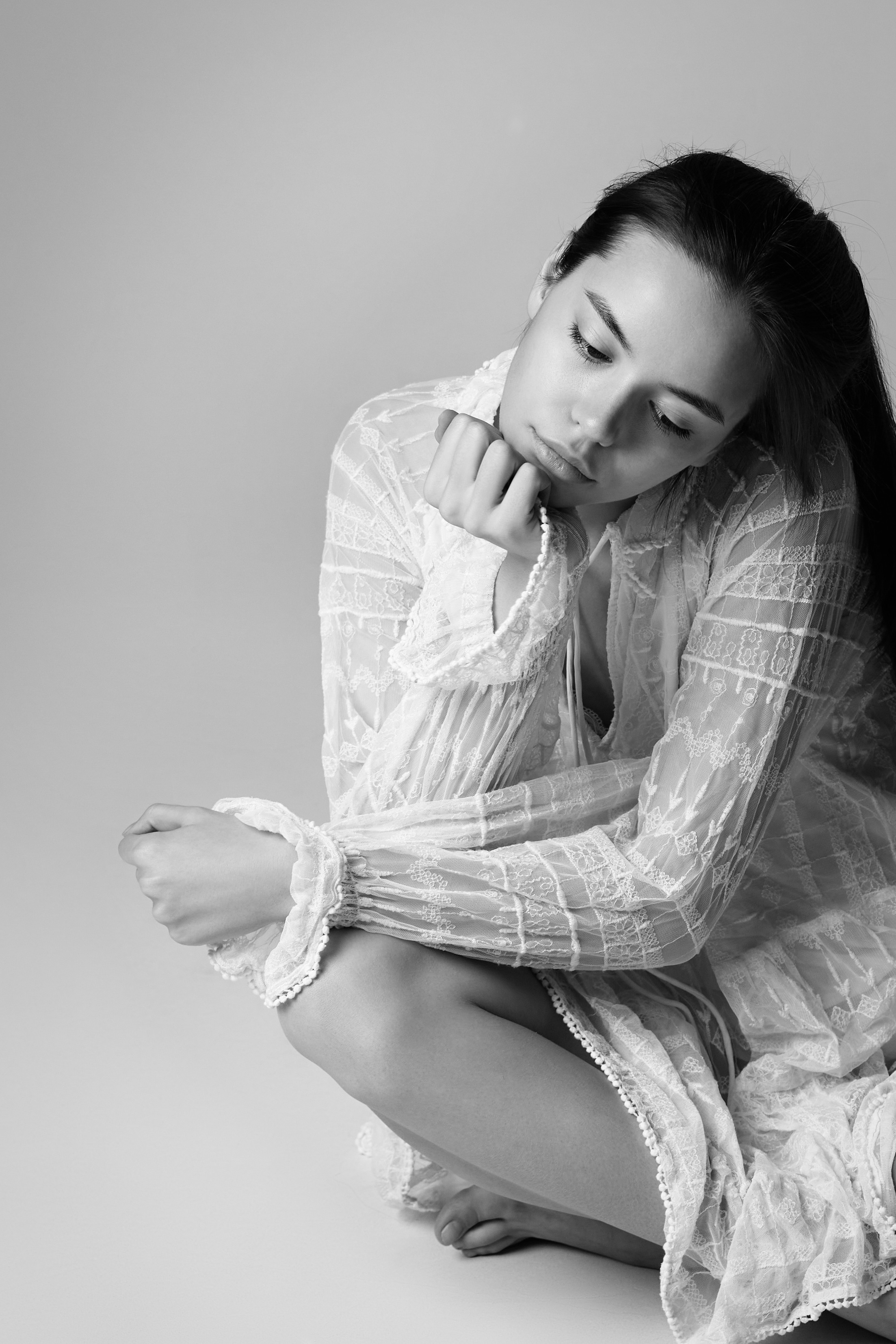 В рубашке на светлом фоне темноволосая модель Амина выглядит молодежно и стильно.