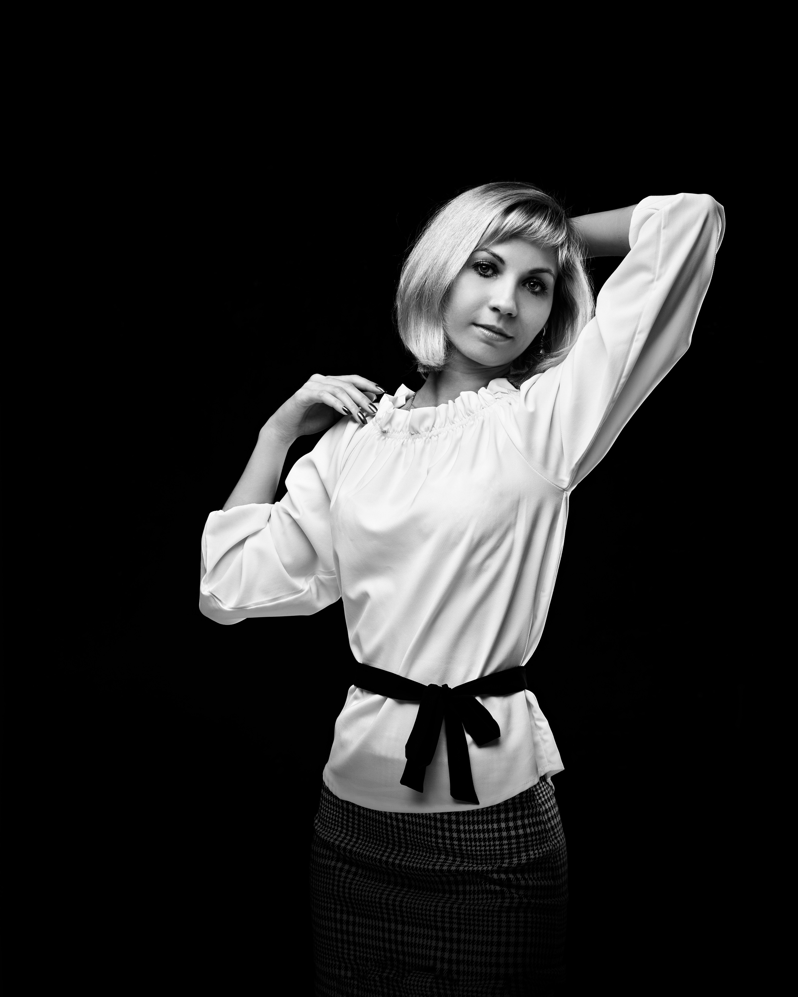 Светловолосая девушка Анастасия в платье на темном фоне студии