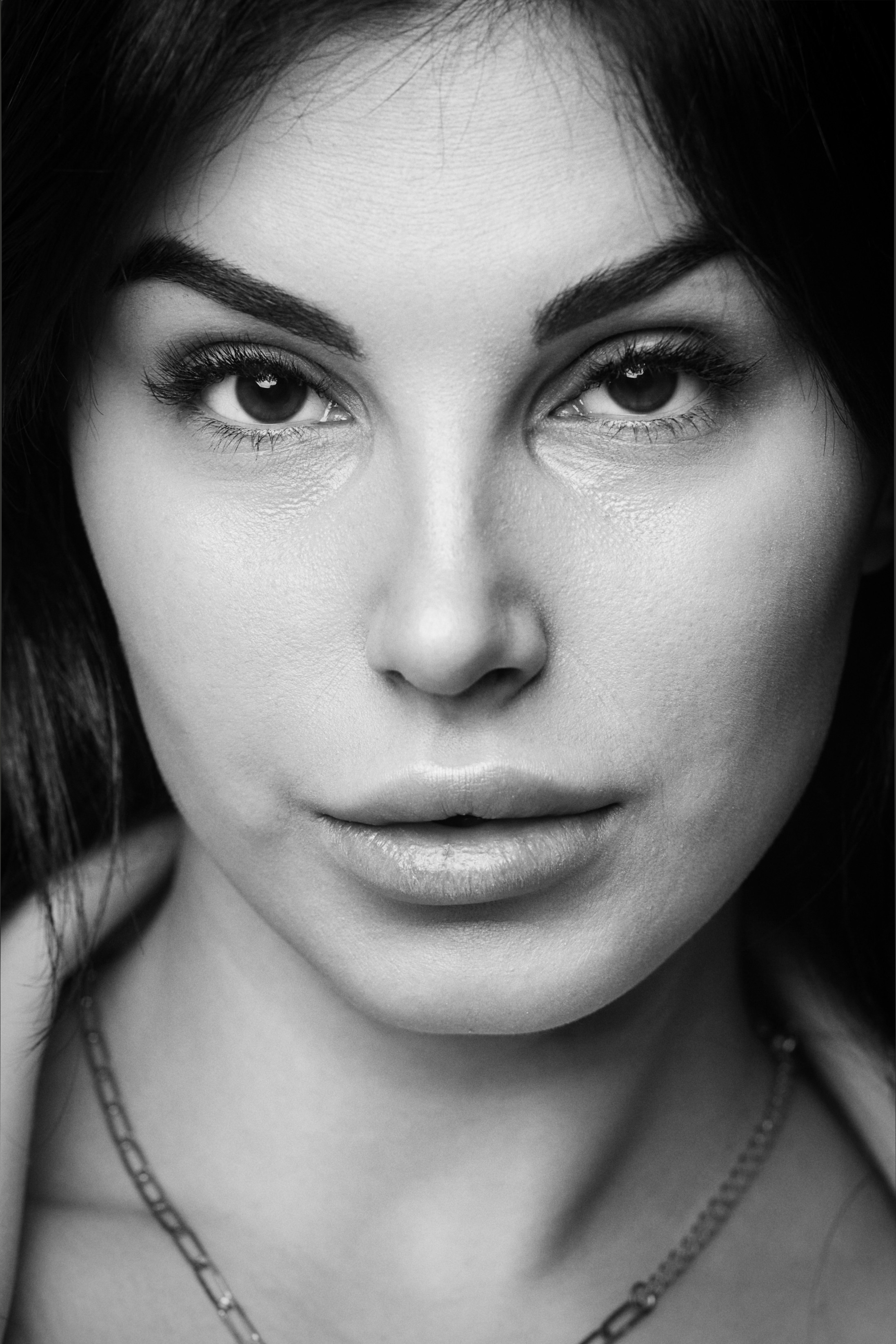 На светлом фоне студии темноволосая Карина в костюме демонстрирует свой профессионализм и умение управлять ситуацией.