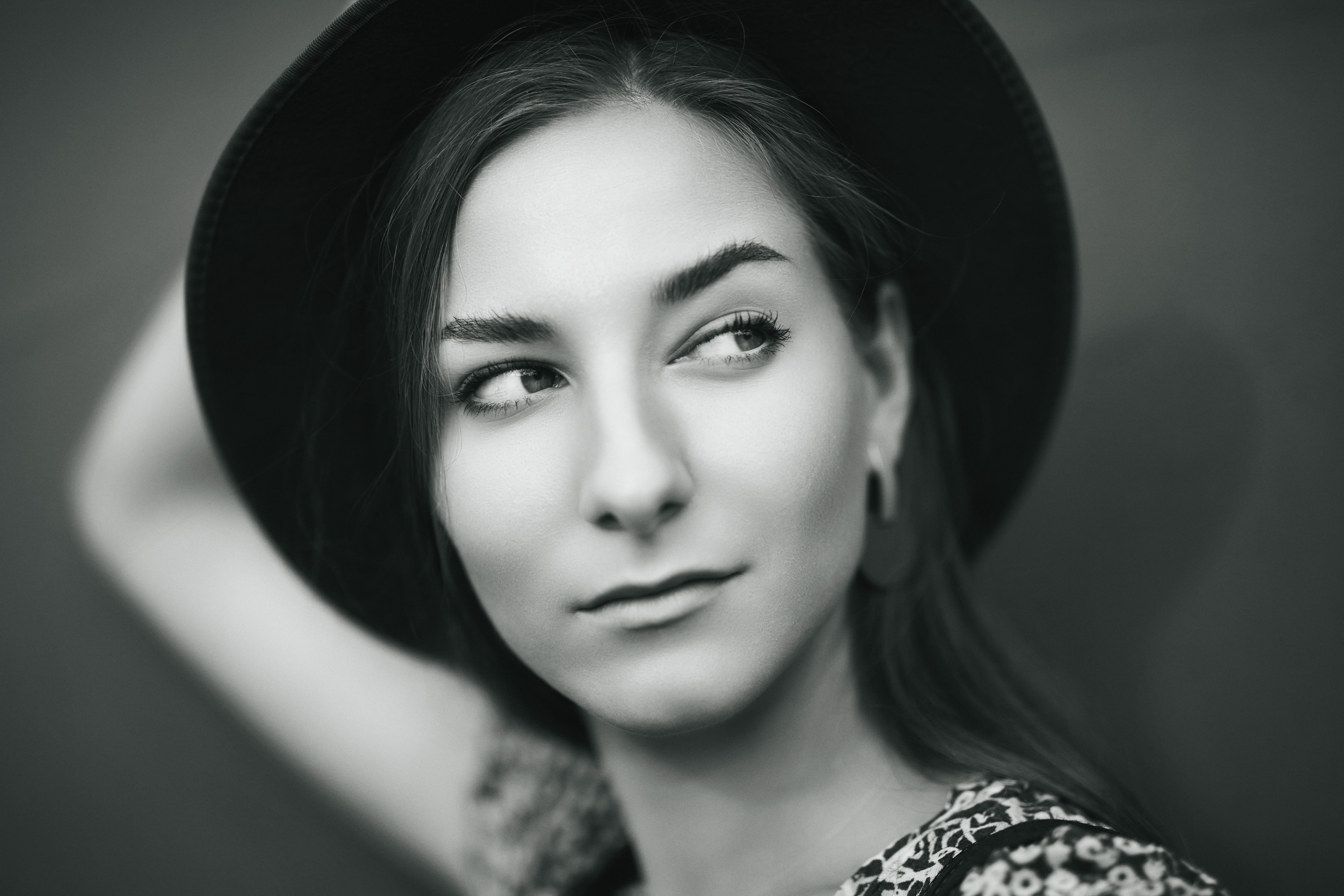 Темноволосая модель Любовь, выходит на улицу в городе, облаченная в притягательное платье, которое выделяет ее среди окружающих.