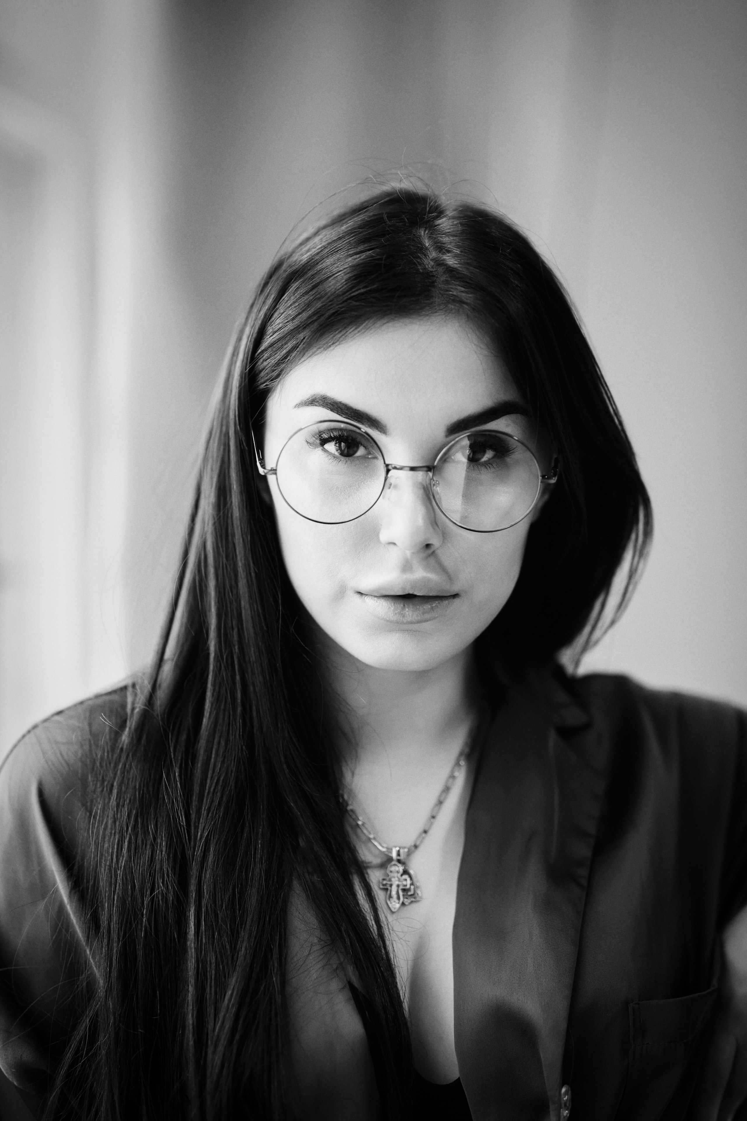 Карина в костюме на светлом фоне: классический стиль, который всегда в моде