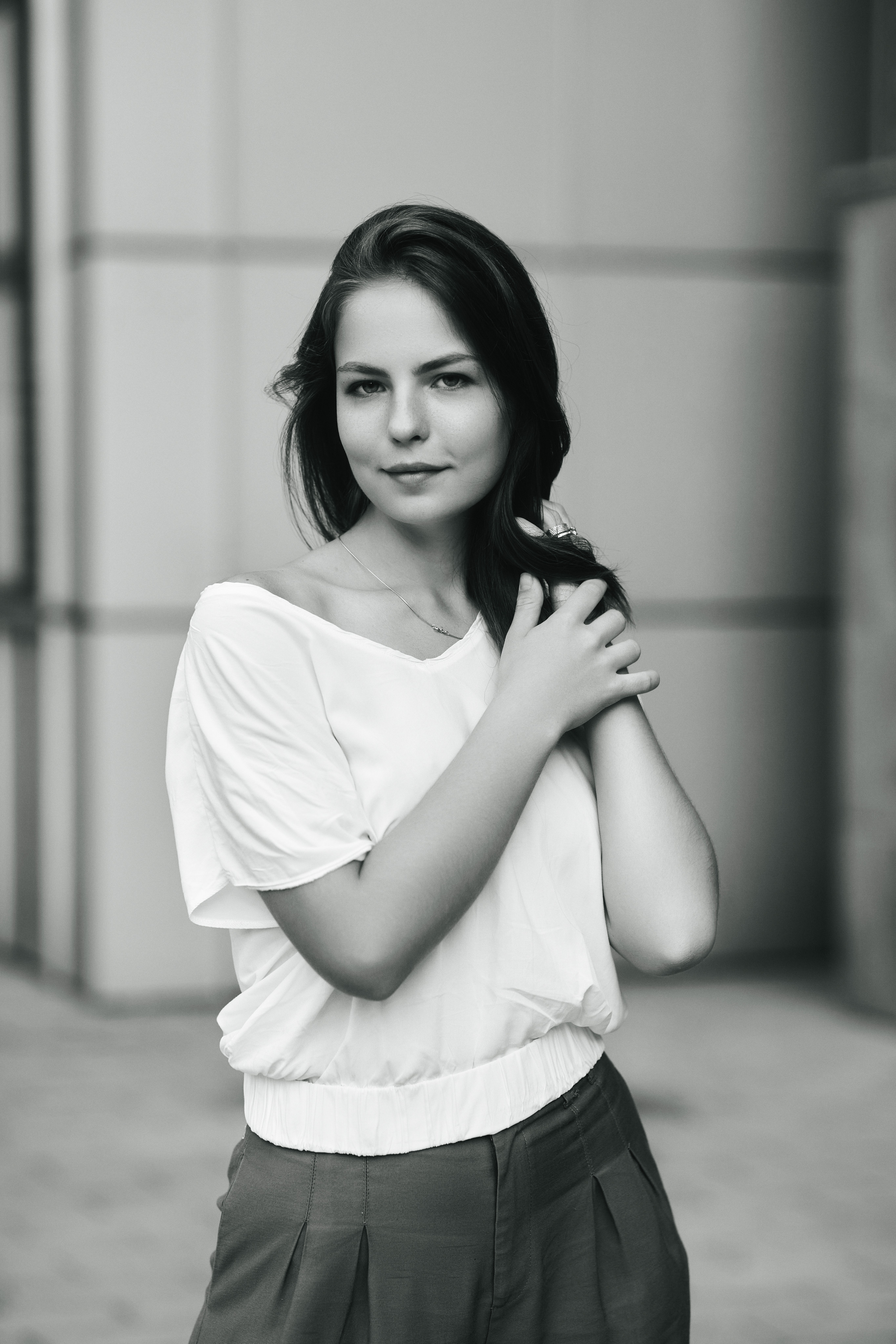 Модель Дарья в светлой кофте на фоне московской архитектуры