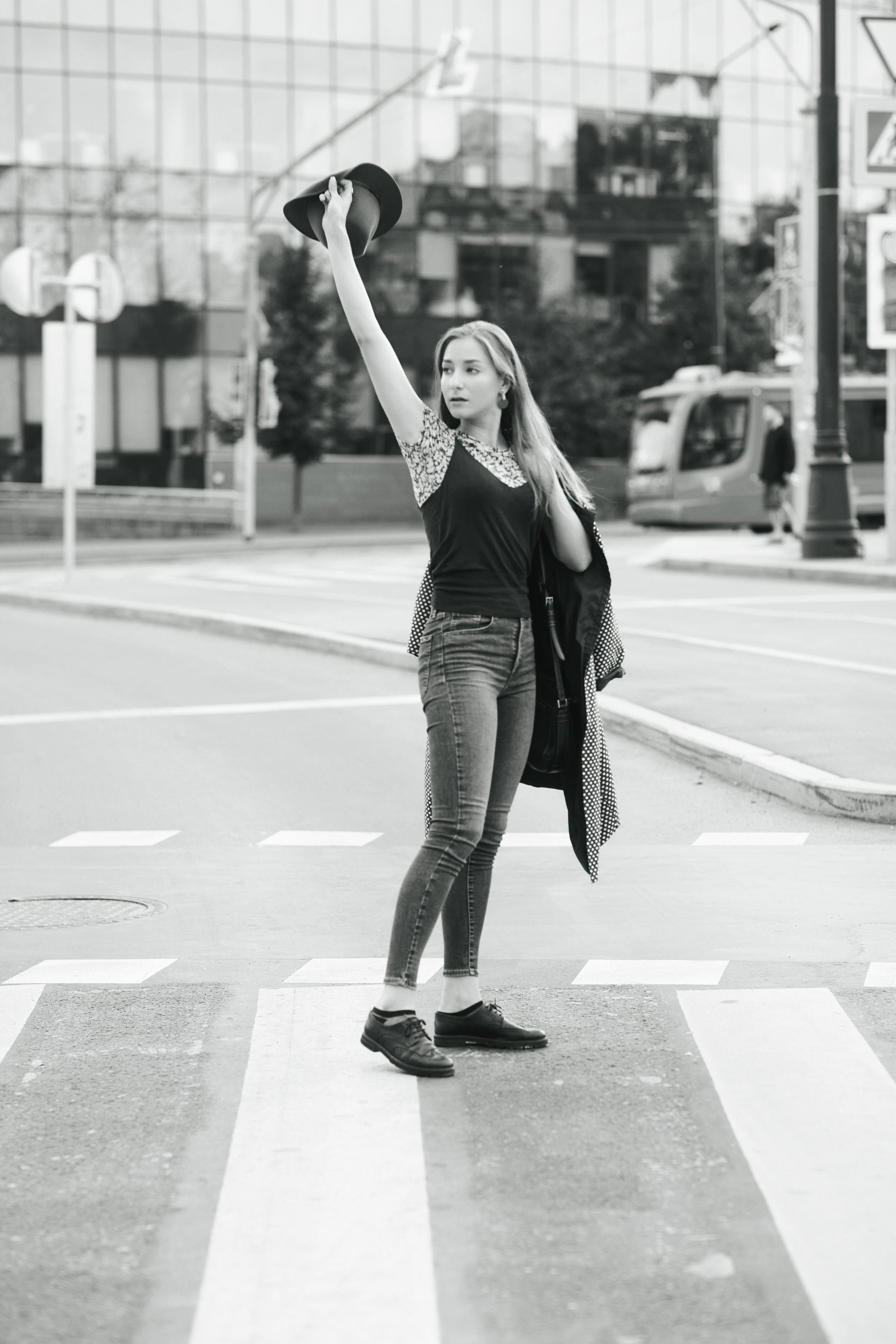 Модель Любовь гуляет по улицам города в стильном платье, которое подчеркивает ее изящество и элегантность.