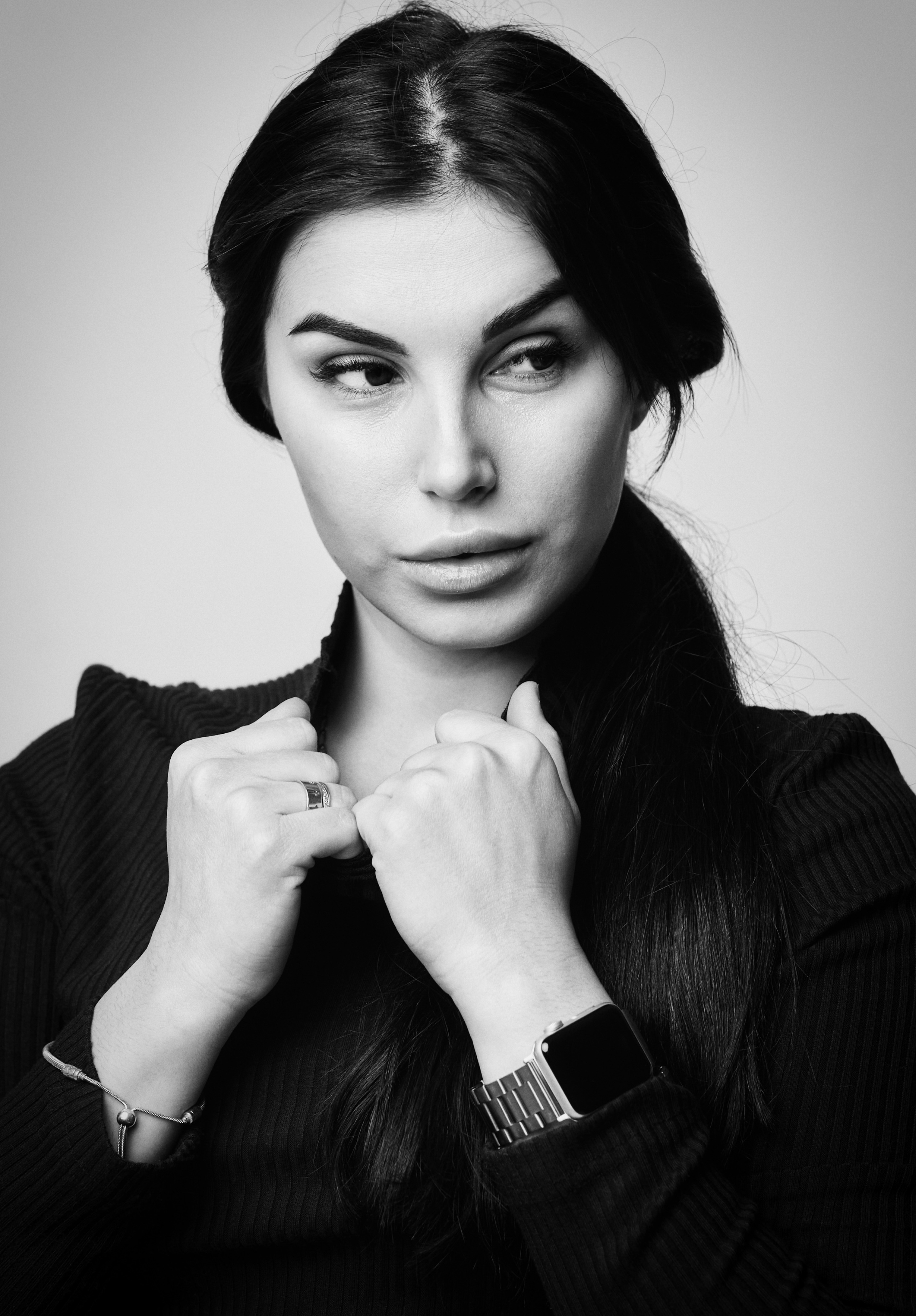 Карина в рубашке на светлом фоне: простая и красивая, с очаровательной улыбкой