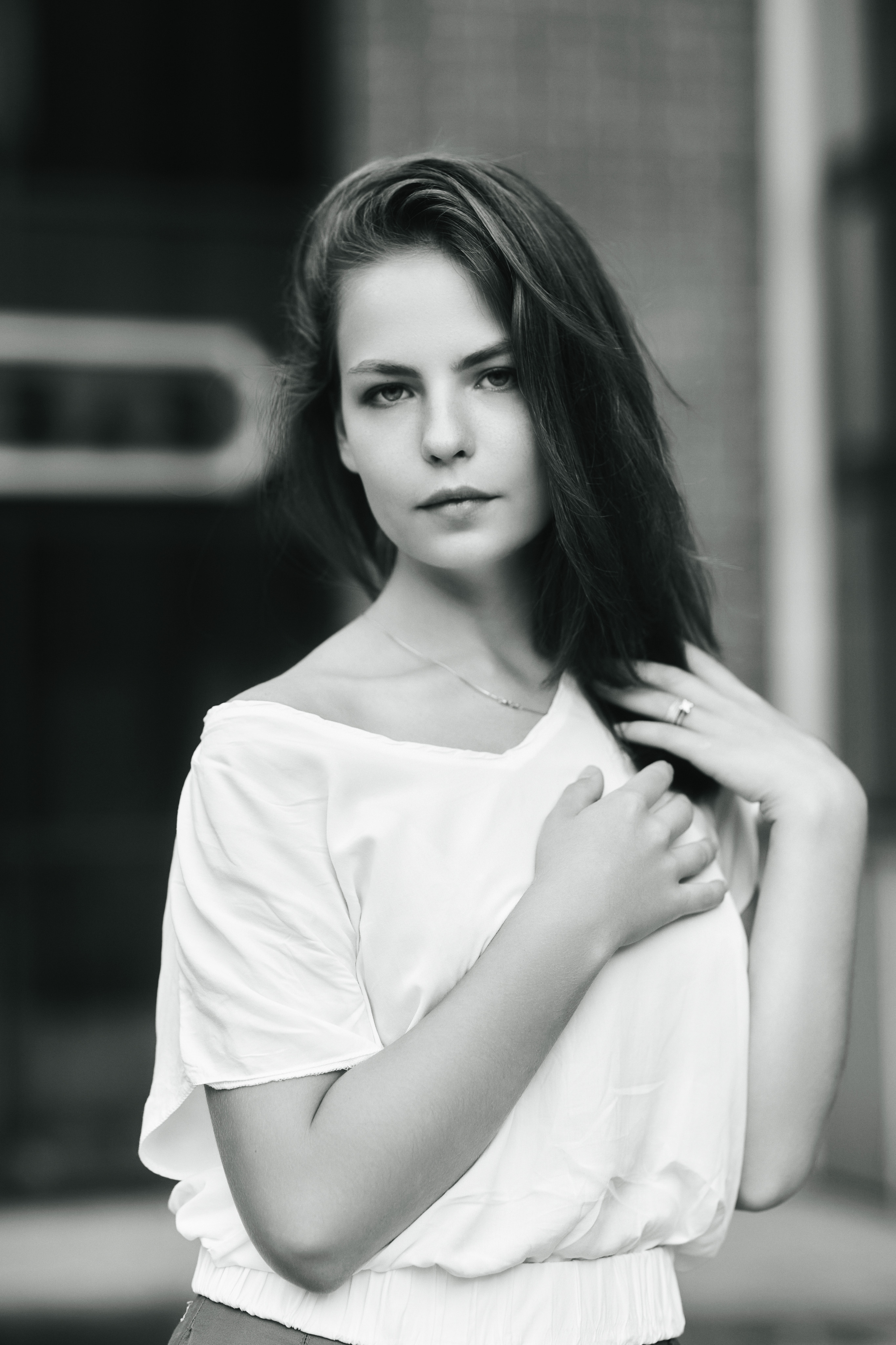 Модель Дарья на улице Москвы в светлой кофте и с густыми волосами