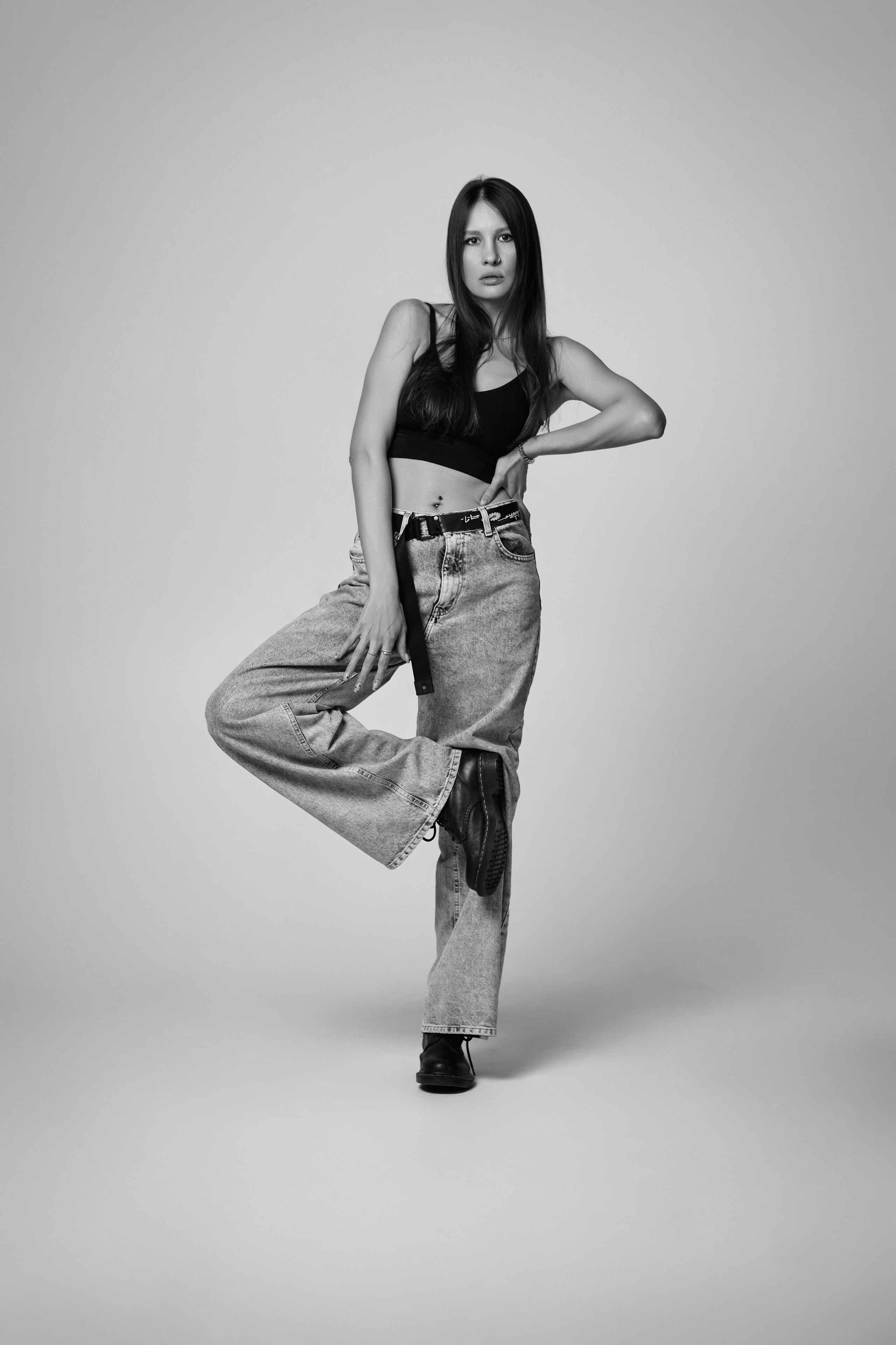 Модель с темными волосами в студии на светлом фоне