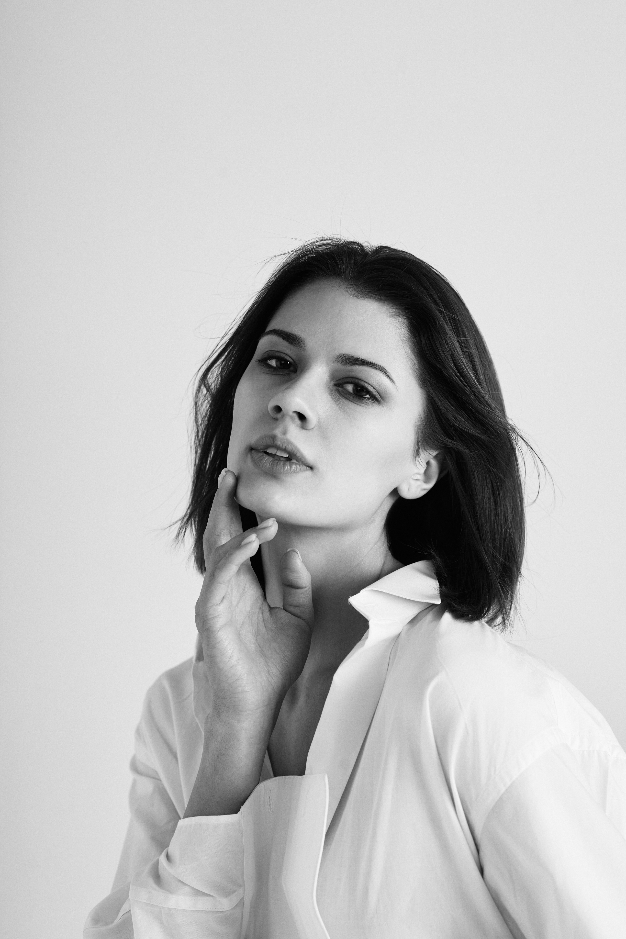 Темноволосая модель Софья Мисс Тула — 2020 в студии на светлом фоне в коричневом платье