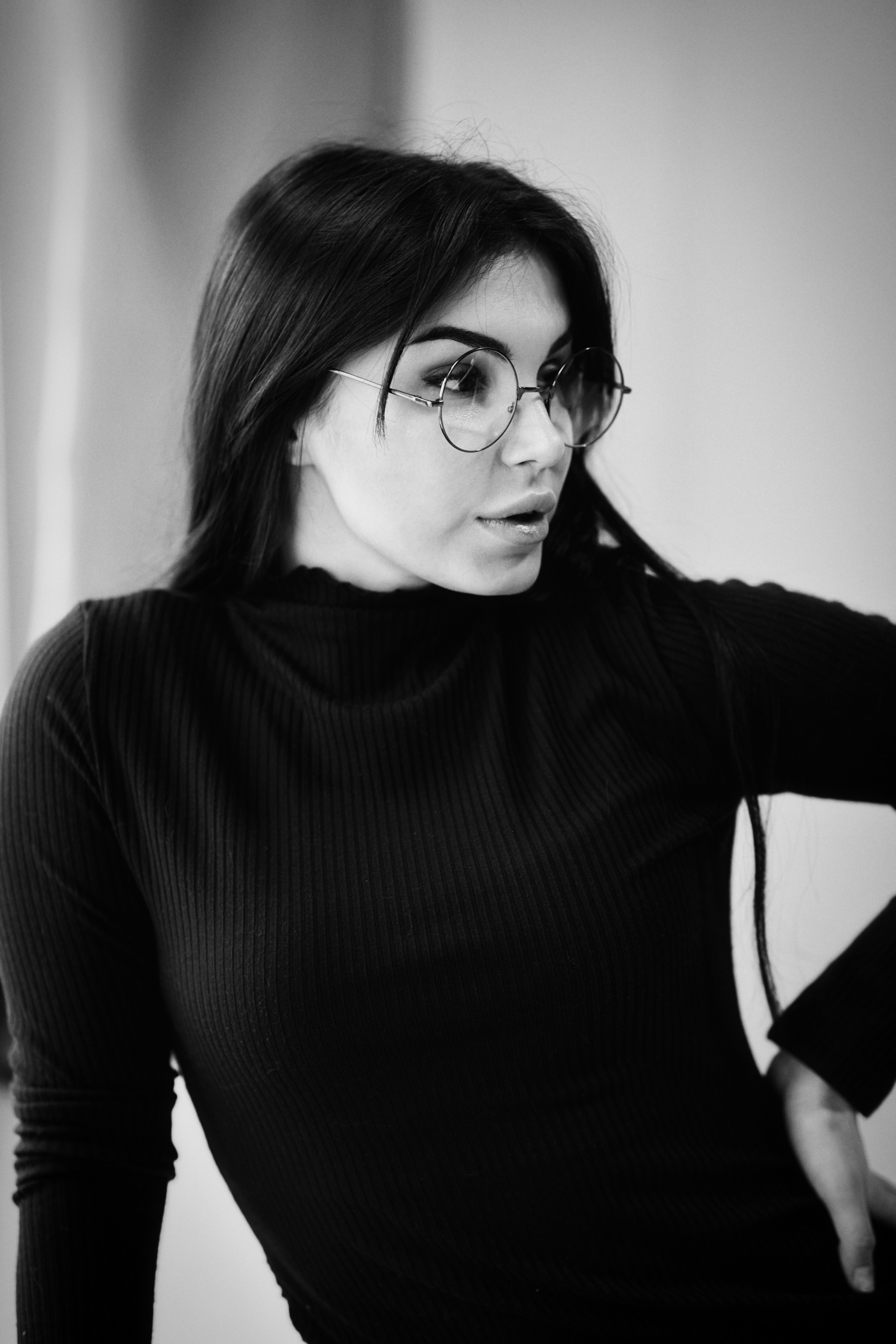 Карина в студии в костюме на светлом фоне, деловой и строгий образ для работы