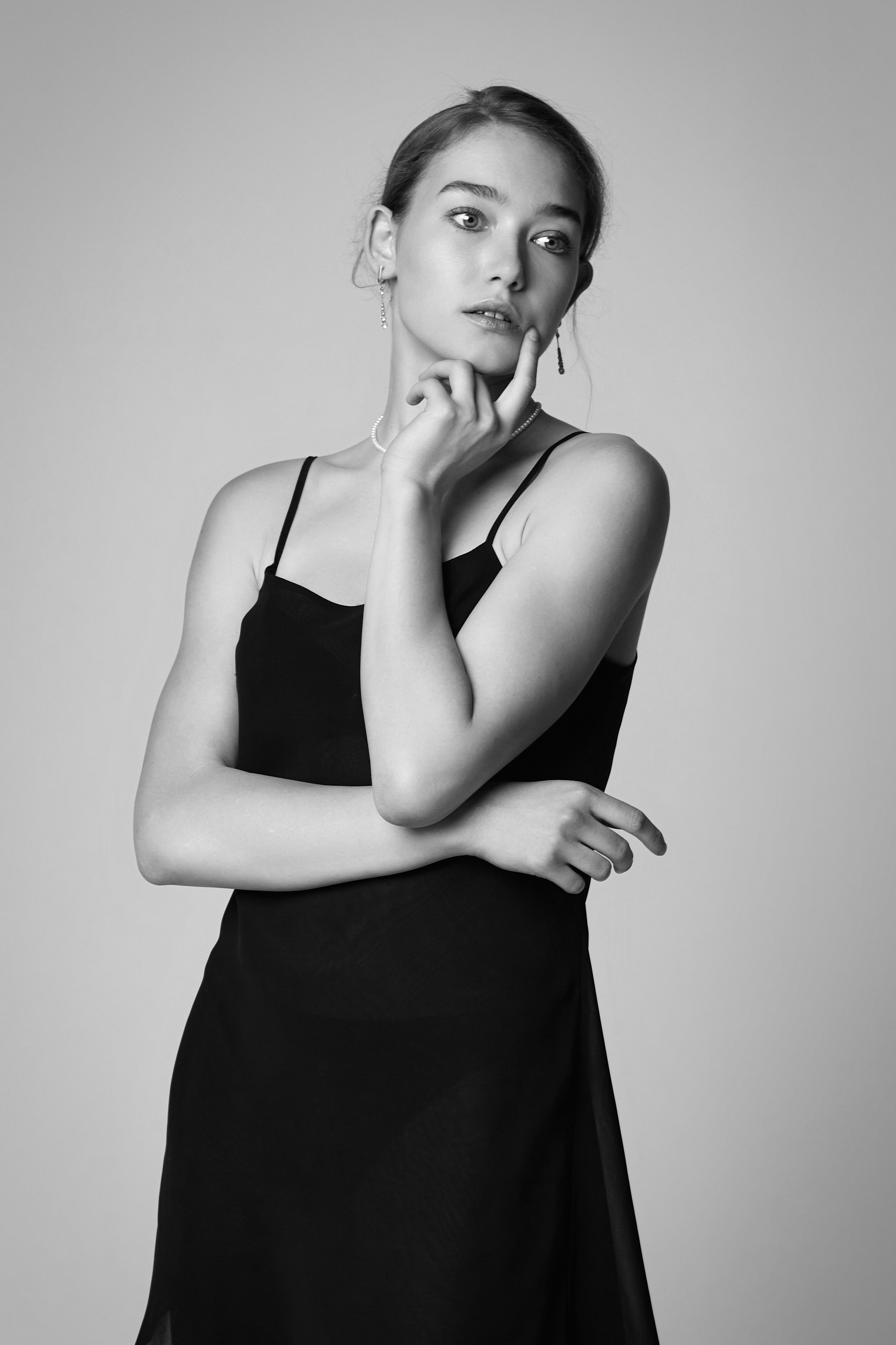 Светловолосая модель Алиса в рубашке на светлом фоне студии создает атмосферу легкости и непринужденности.