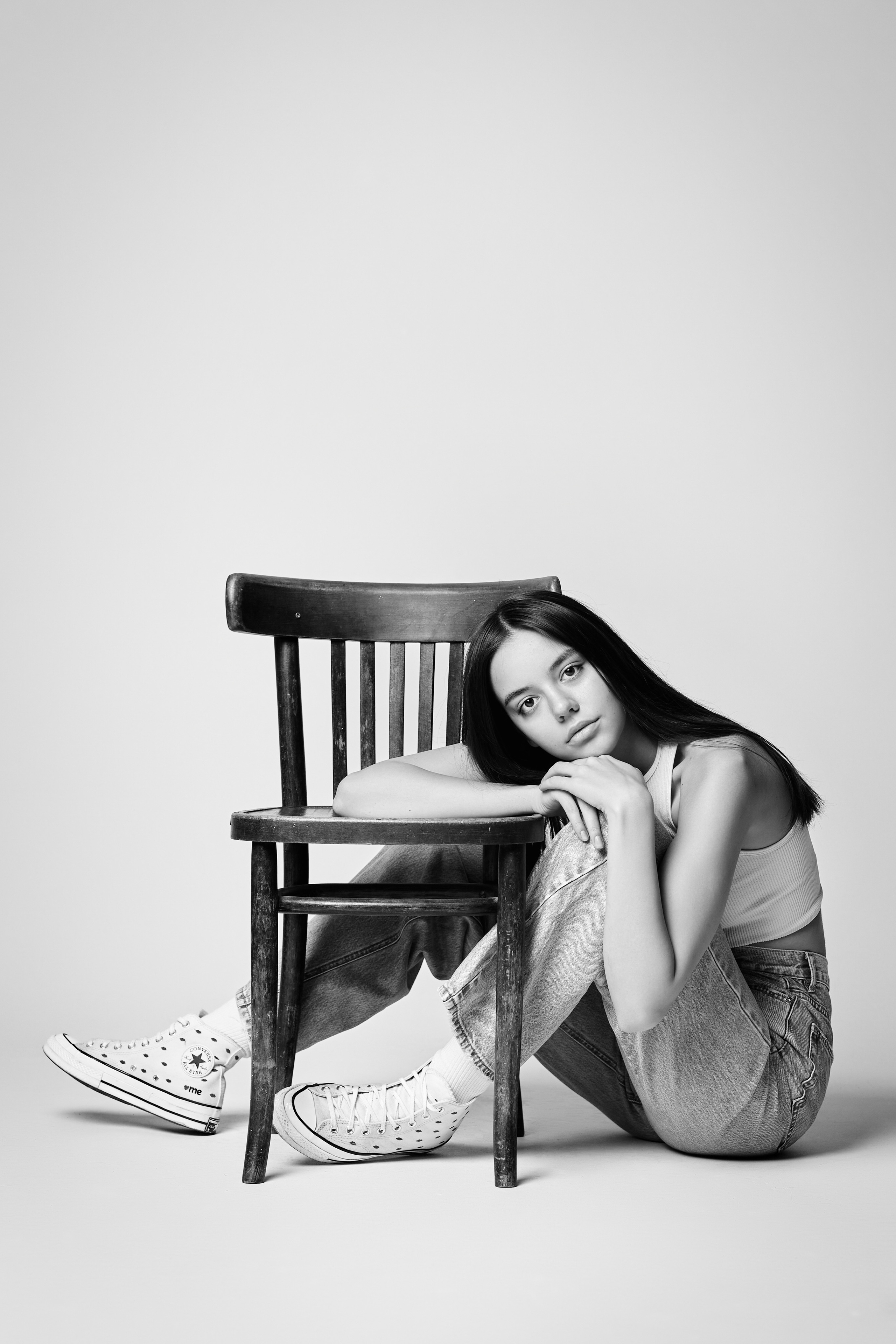 В студии на светлом фоне красивая модель Амина в светлом платье