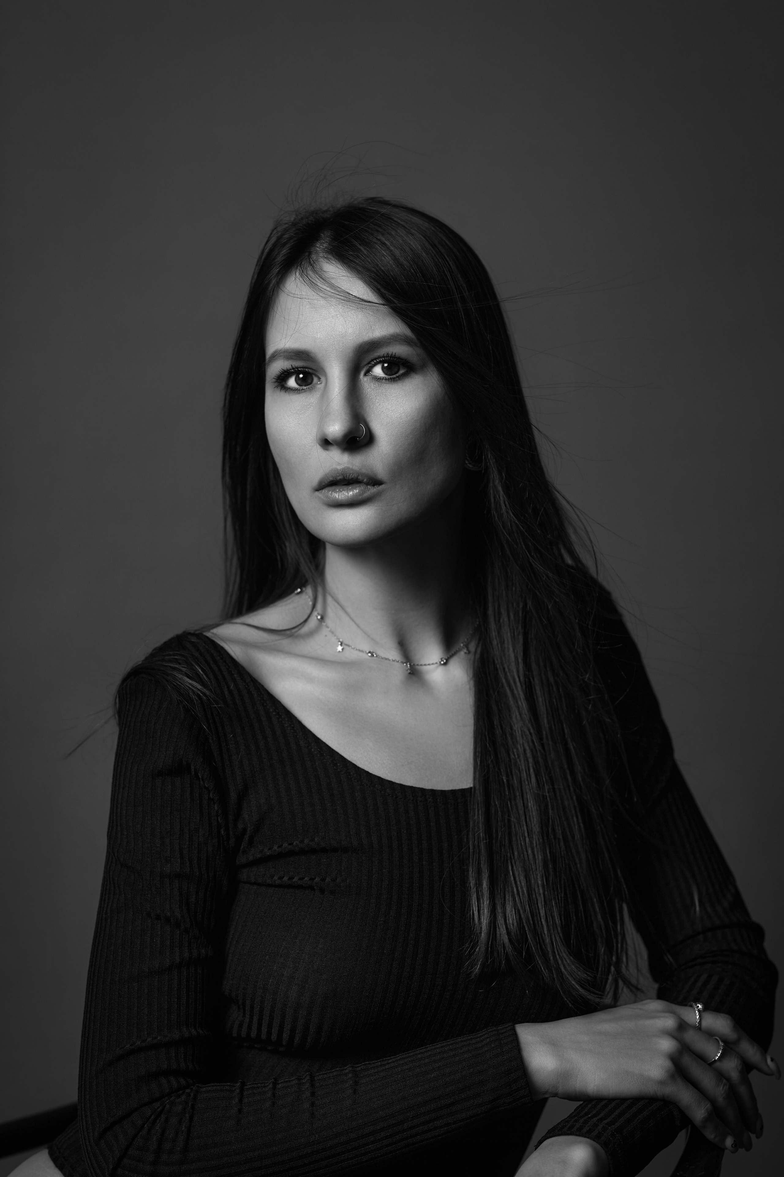 Фото девушки на светлой циклораме в студии.