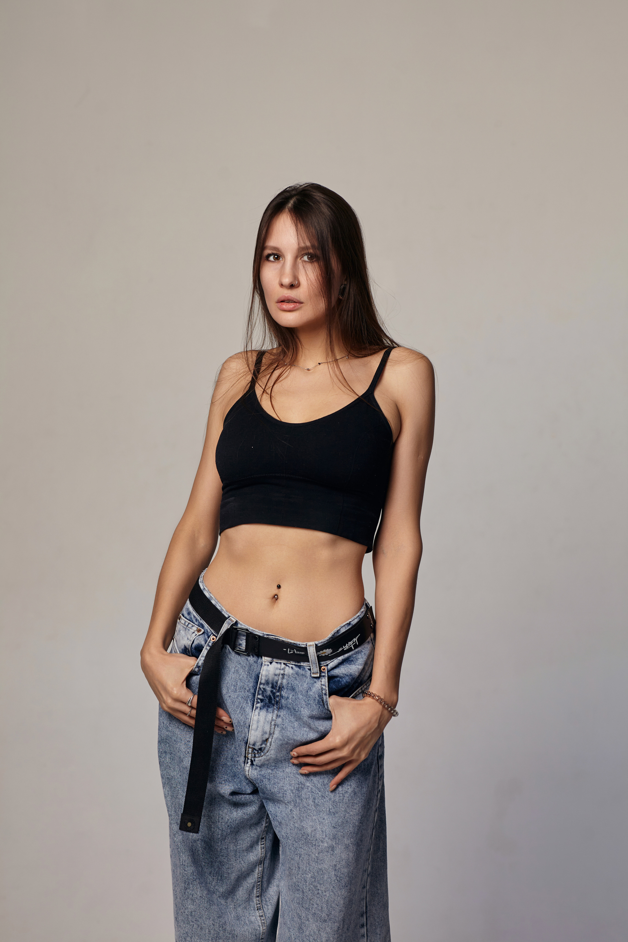 Стильная темноволосая модель на темном фоне