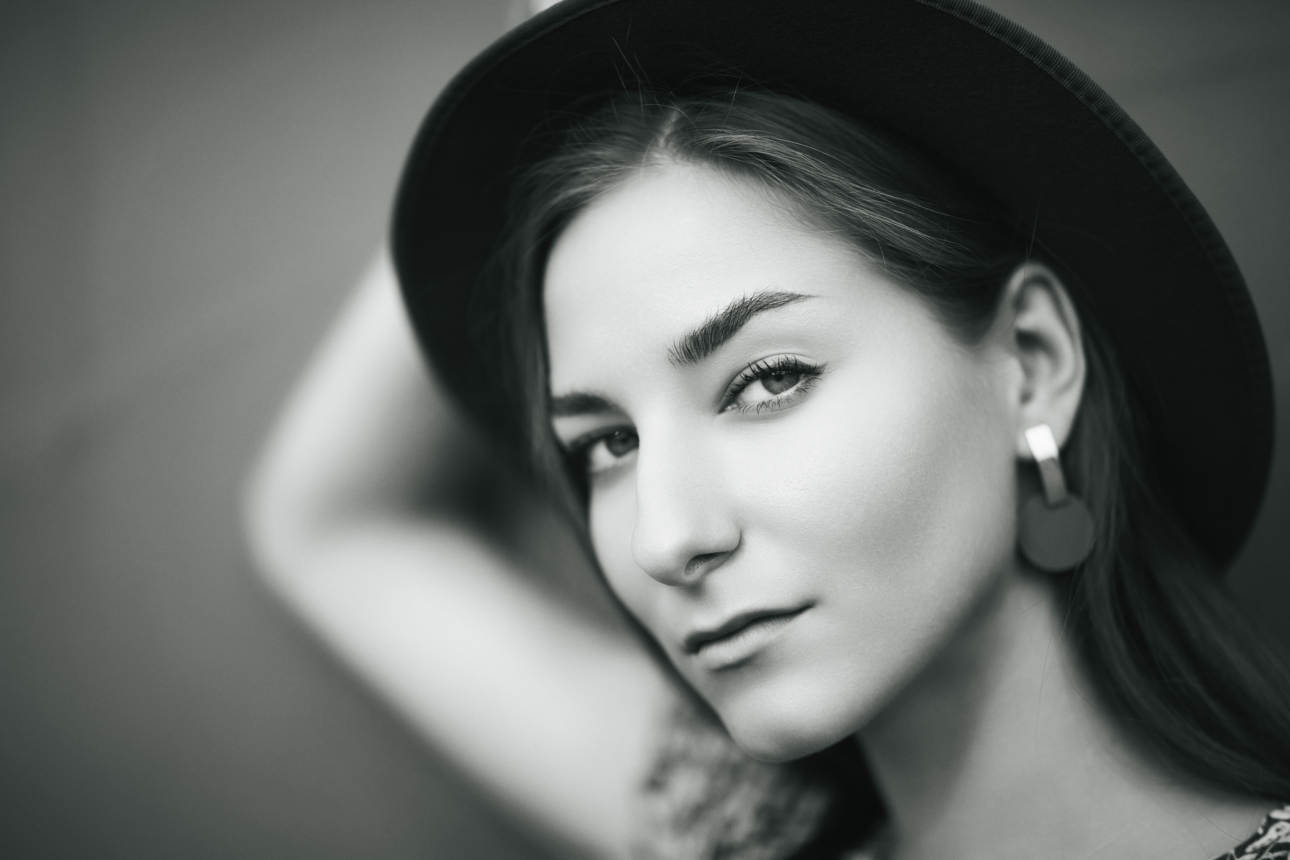 Снимок Любви, темноволосой модели на улице в городе, в платье или джинсах