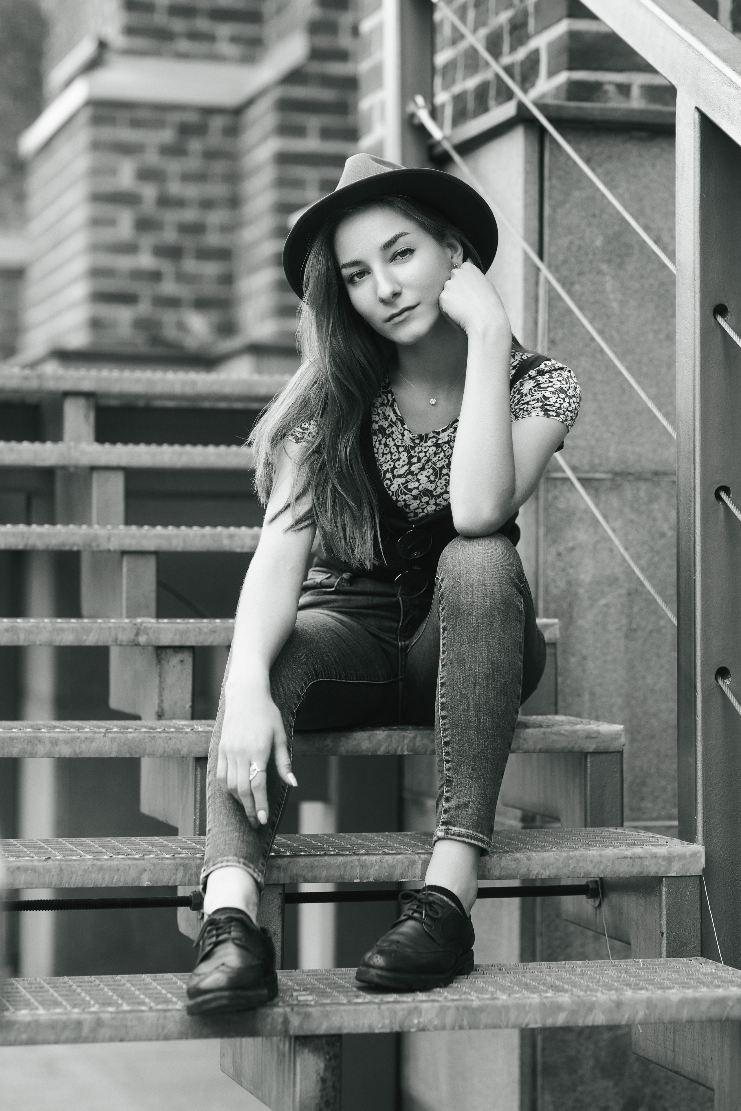 Модель Любовь на улице города, одетая в стильное платье или классические джинсы.