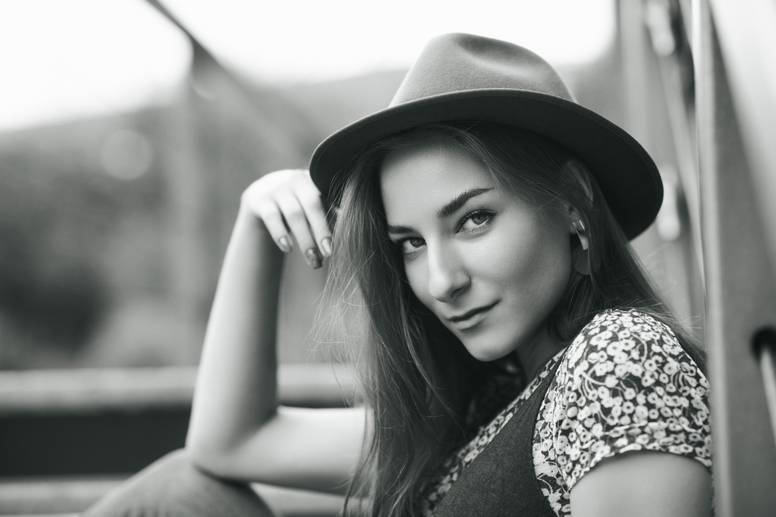 На улицах города можно увидеть темноволосую модель Любовь в стильном платье, которое придает ей очарование и женственность.