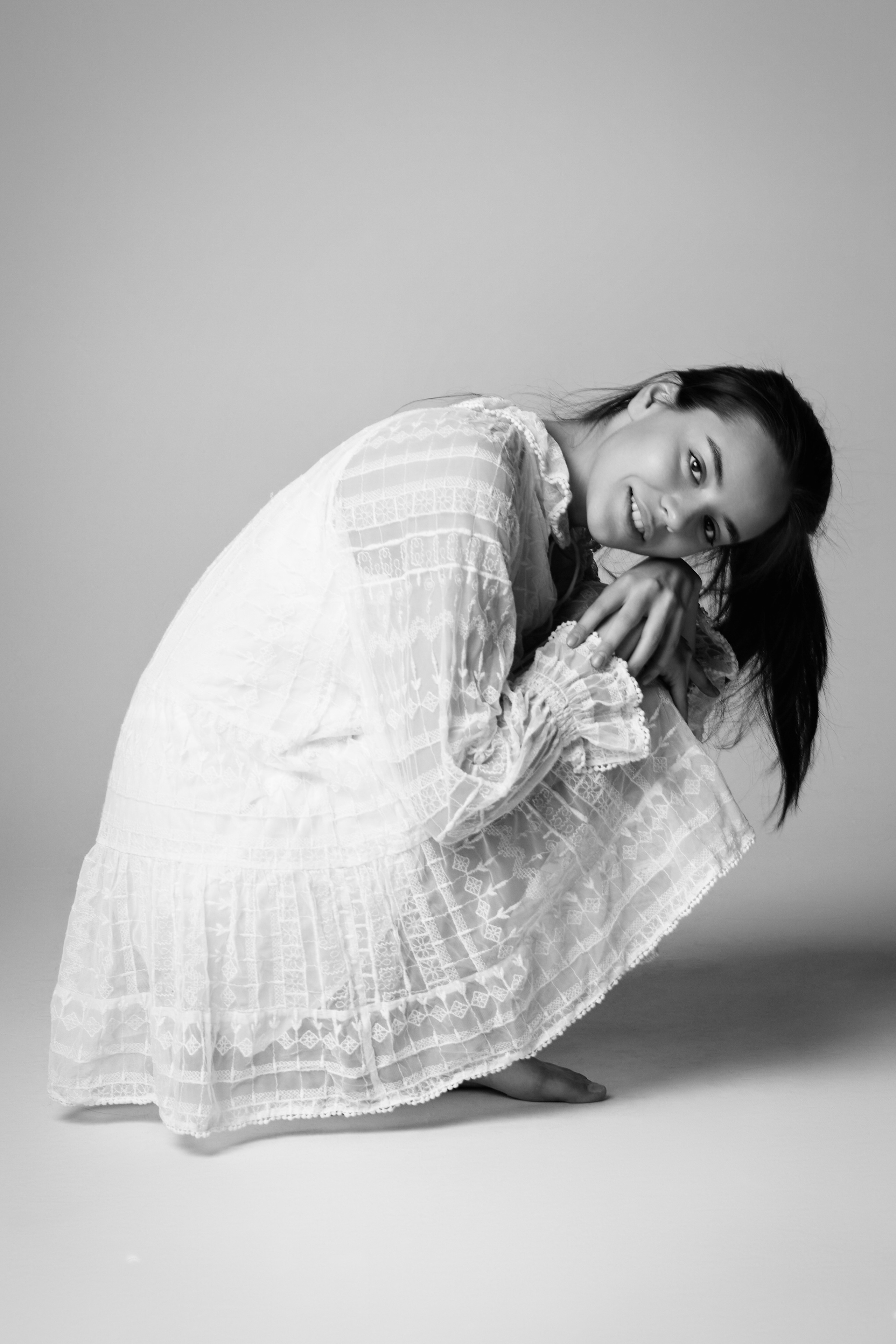 Амина в светлом платье на светлом фоне в студии модельной съёмки
