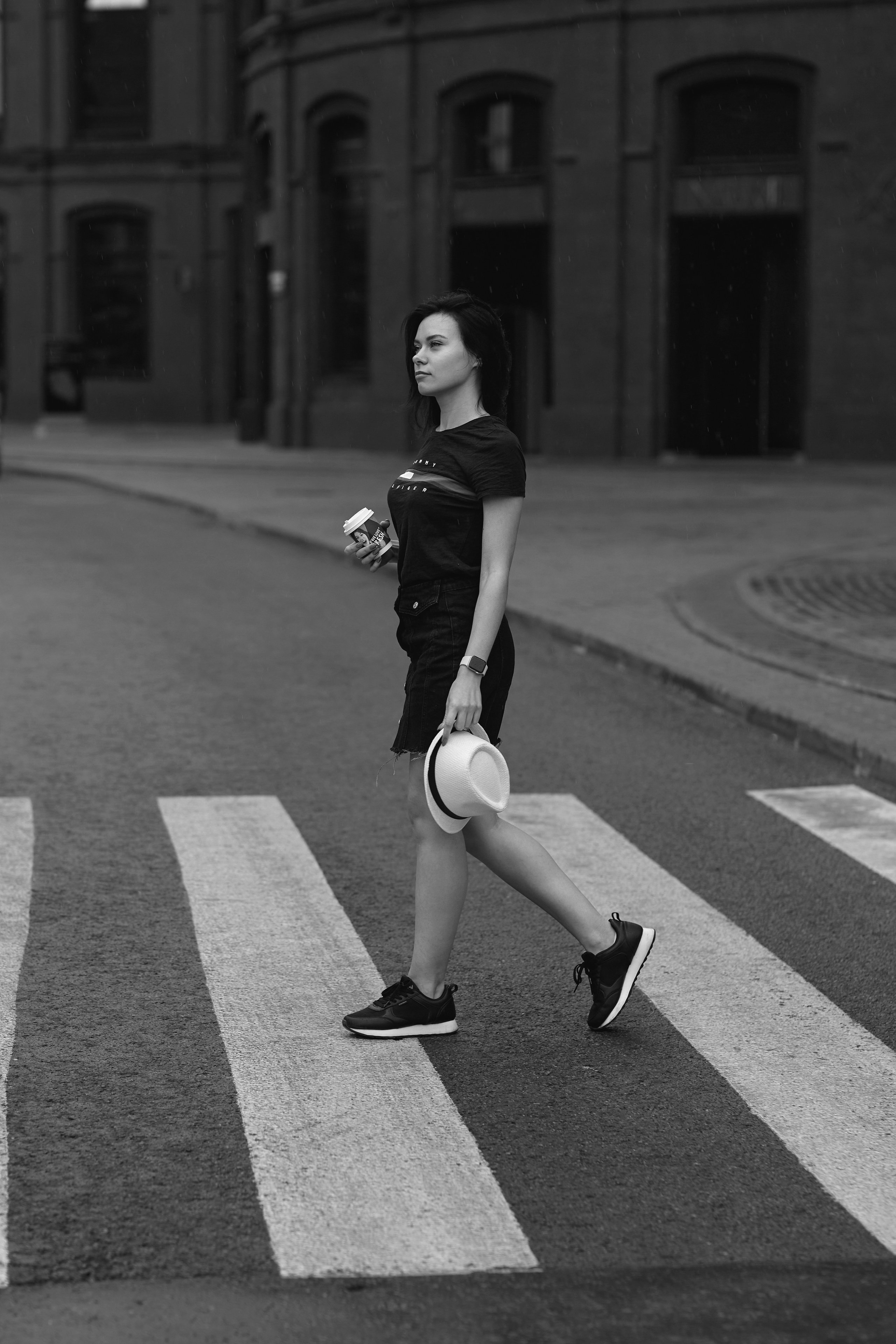 Стрит-фотограф из Москвы снимает портреты на улице.