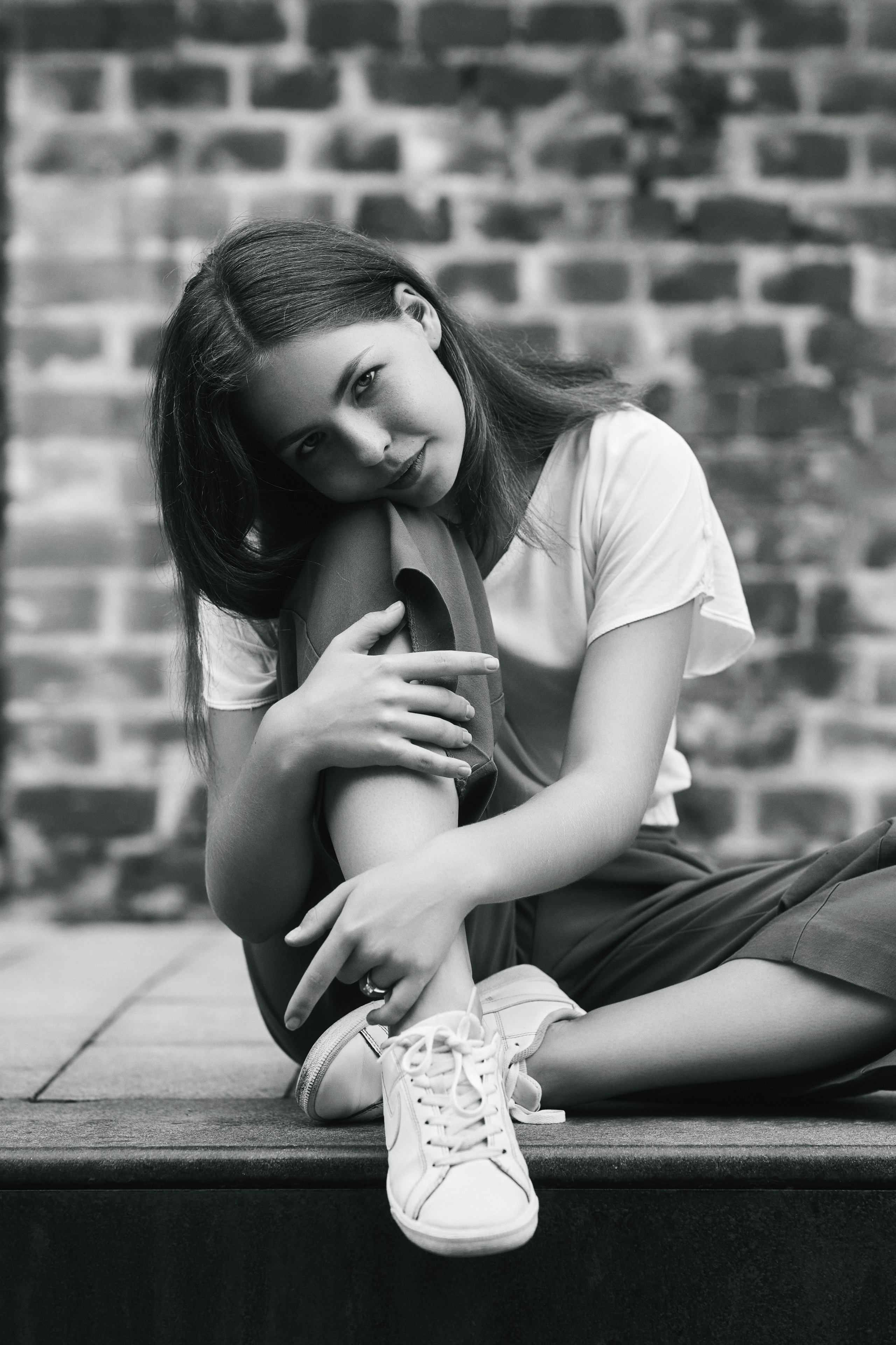 Темноволосая красотка Дарья в светлой кофте на московской улице