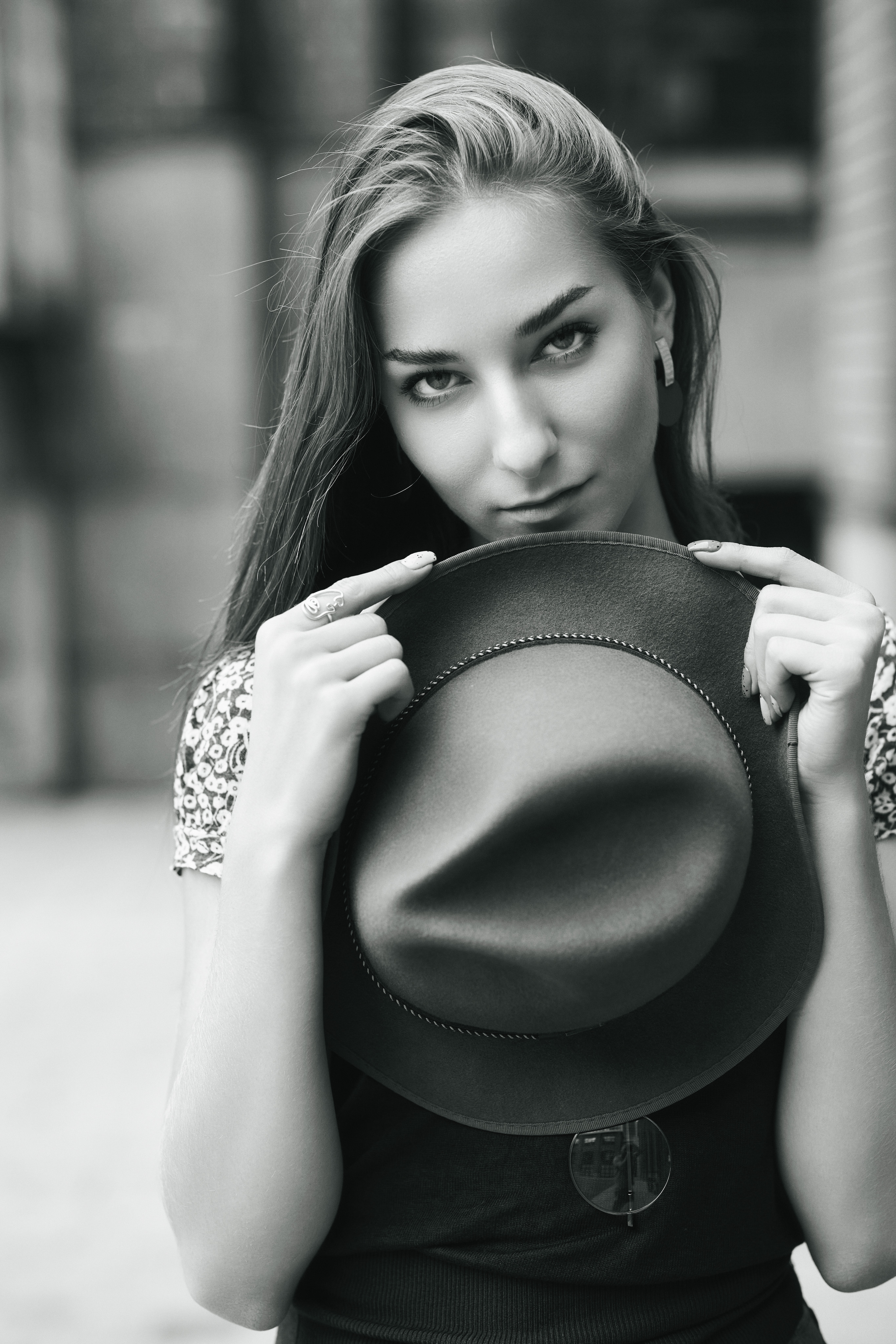 Фотография темноволосой модели Любови в городе, на которой она одета в платье или джинсы