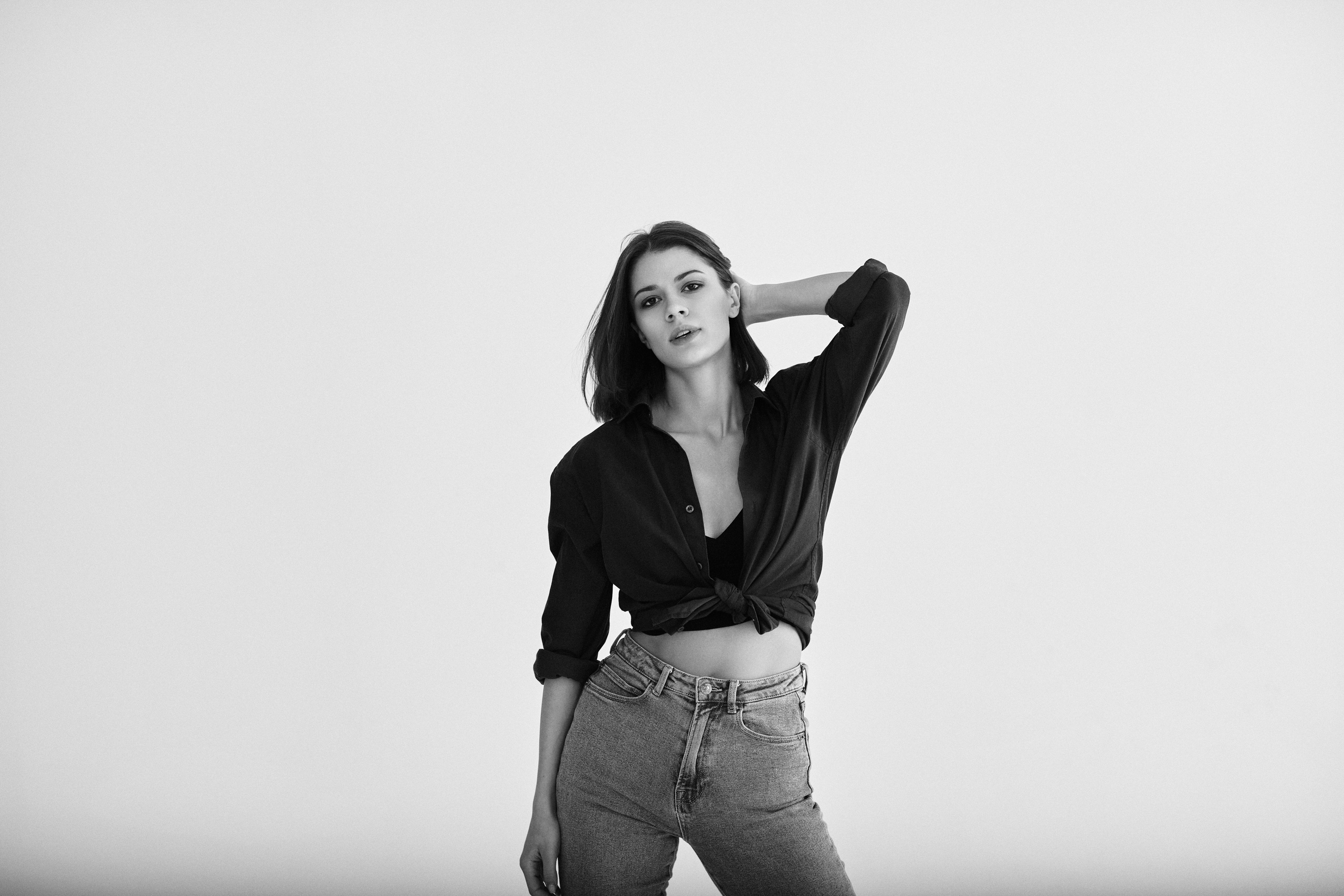 Темноволосая Софья Мисс Тула — 2020 в рубашке на светлом фоне в студии.