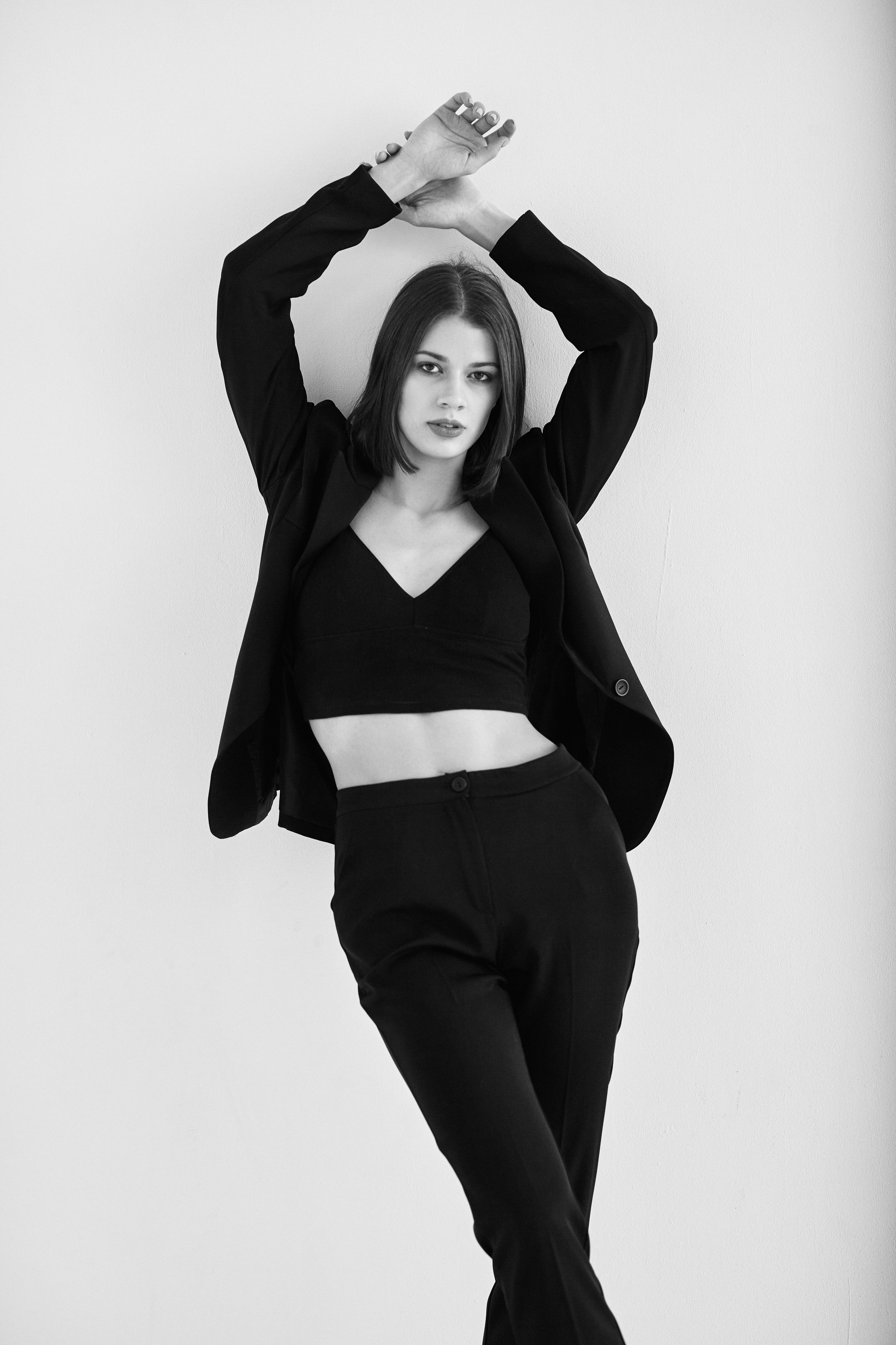 Фото темноволосой модели Софьи Мисс Тула — 2020 на светлом фоне в элегантном наряде на выбор.